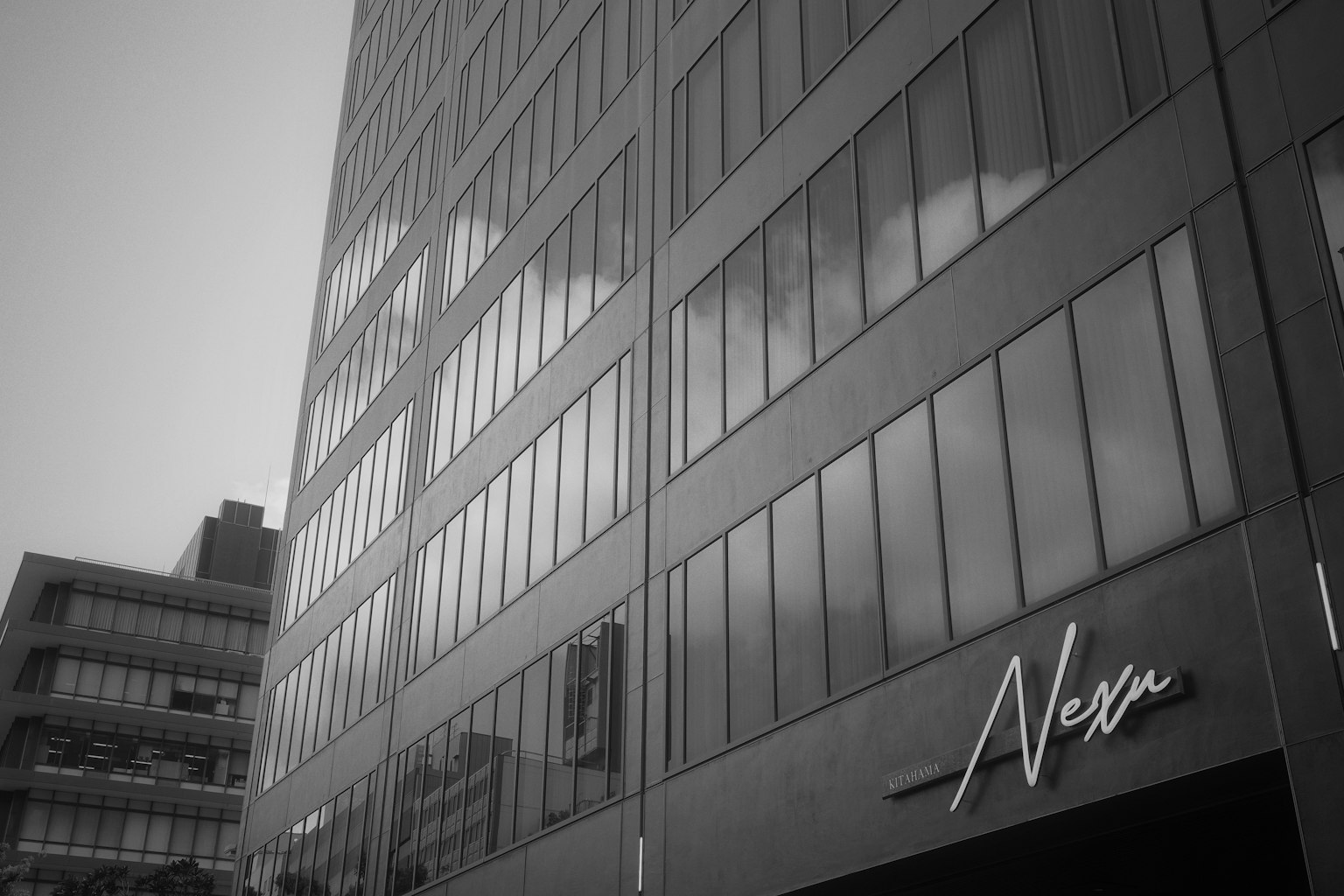 Facciata di un edificio moderno con nuvole riflesse