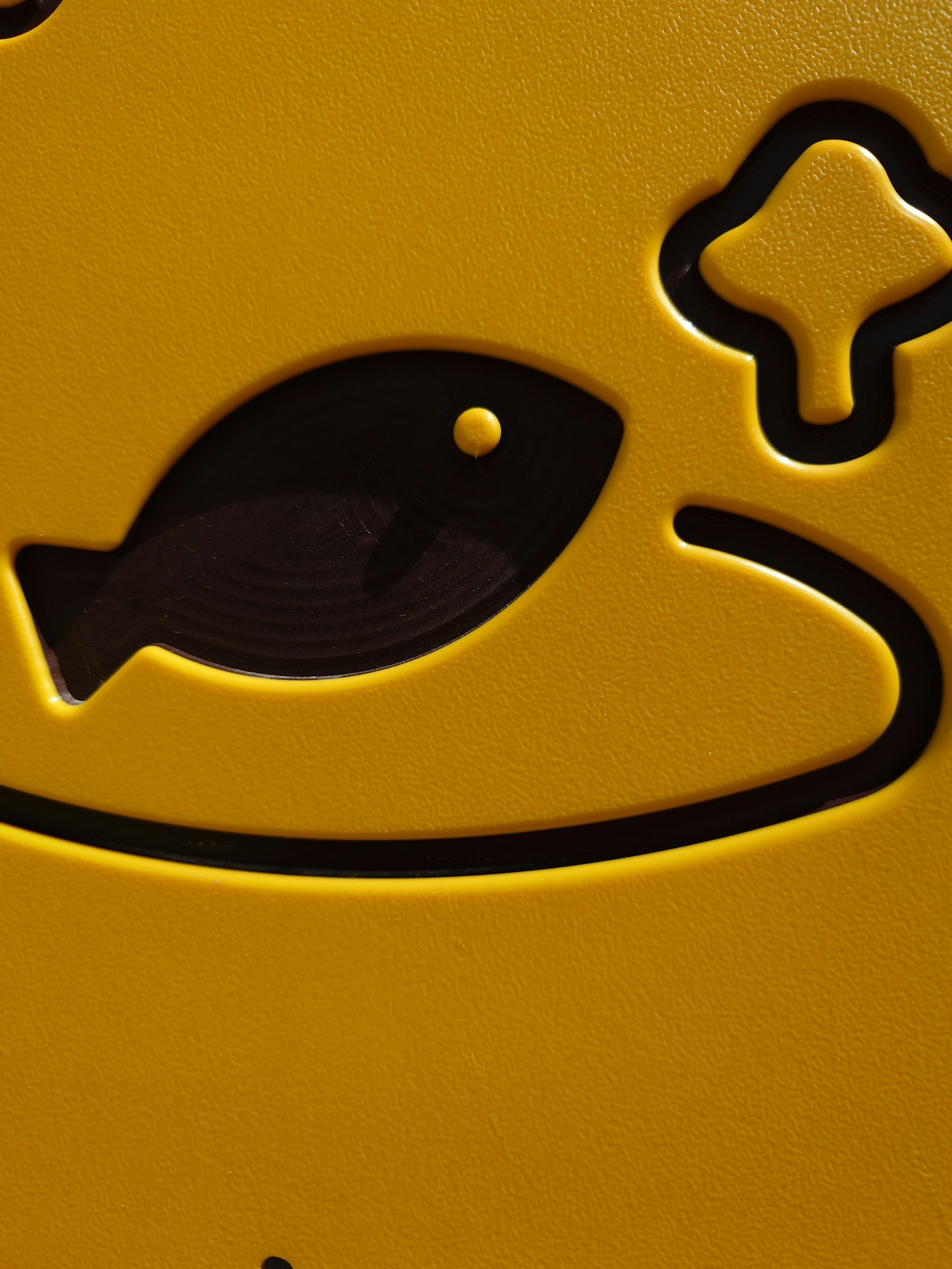 Gelber Hintergrund mit einem schwarzen Fischdesign und blasenähnlichen Formen
