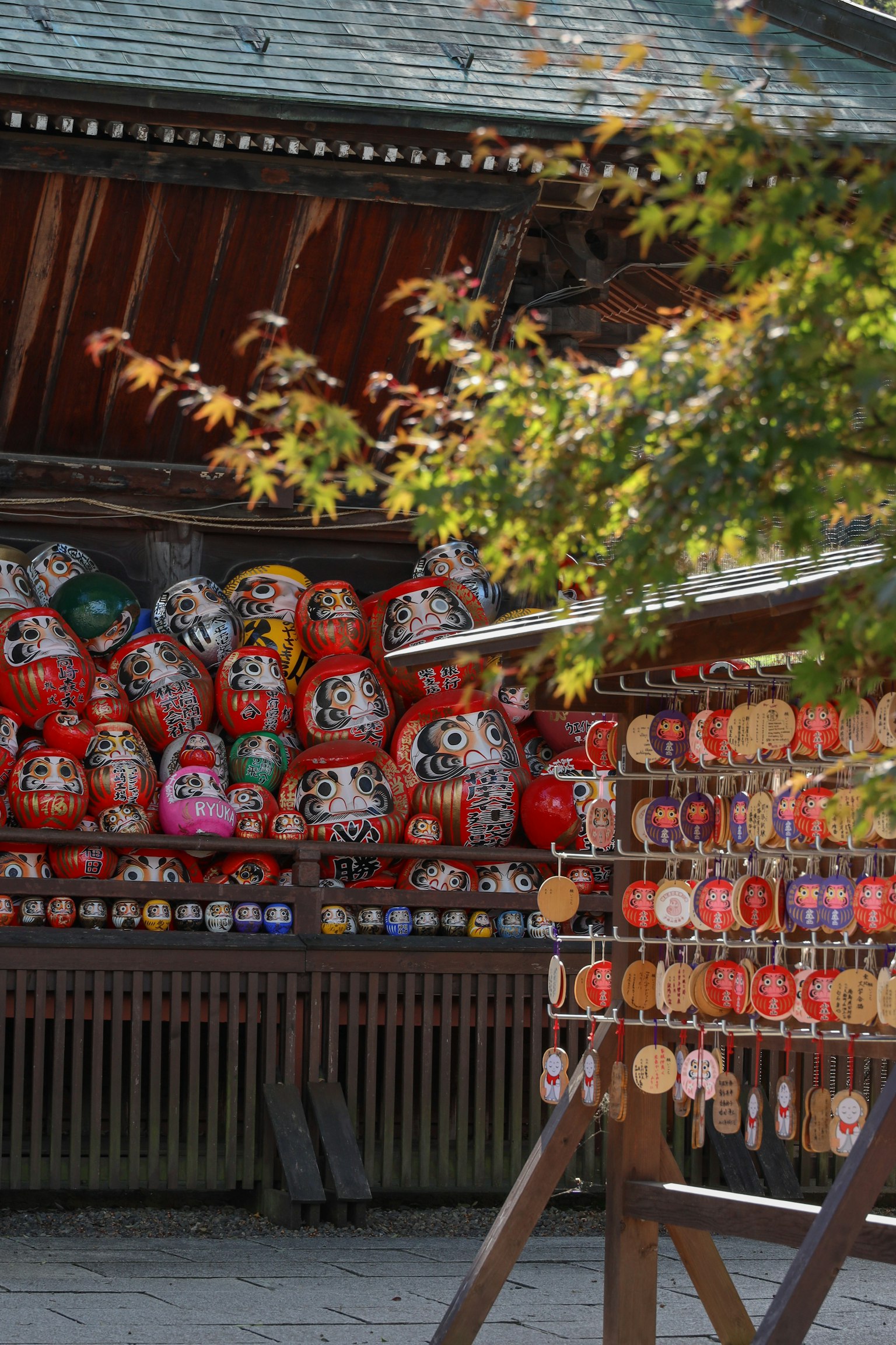 Une scène avec des poupées daruma rouges et des lanternes colorées suspendues