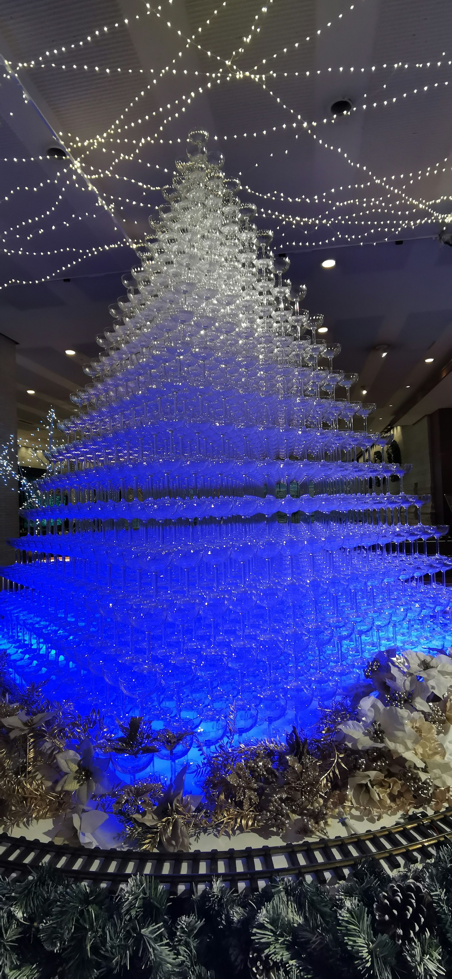 Dekorativer Weihnachtsbaum, beleuchtet mit blauen Lichtern