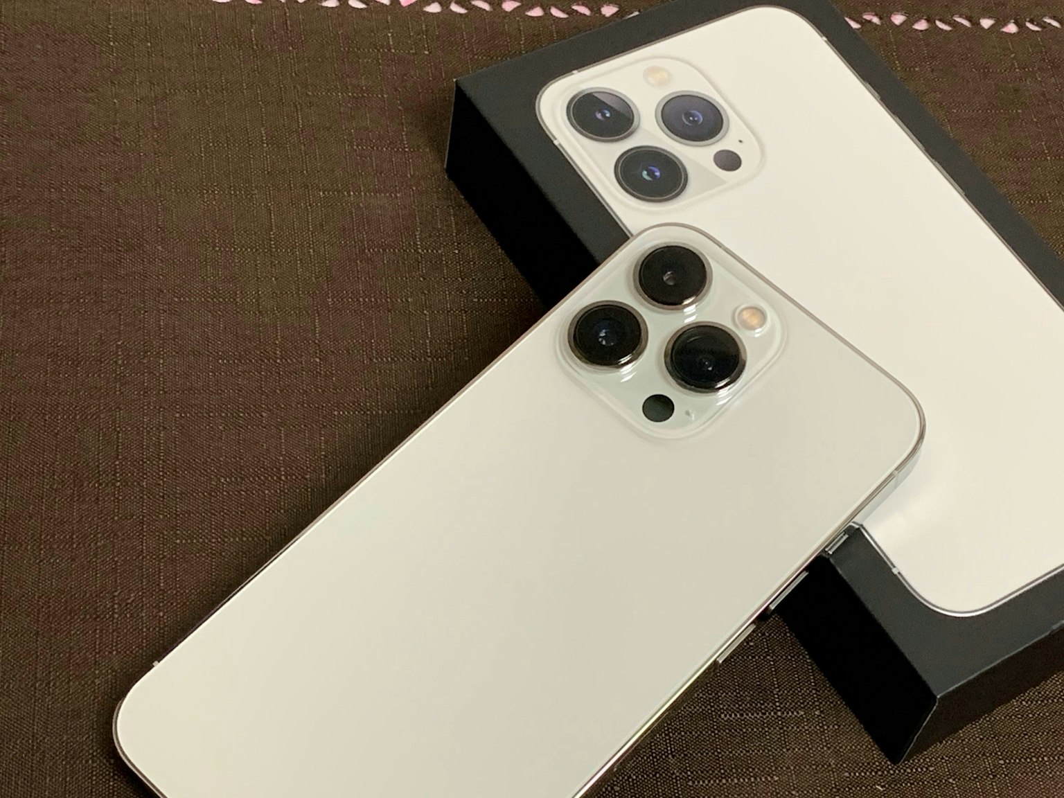 iPhone blanc avec dos et caractéristiques de caméra visibles