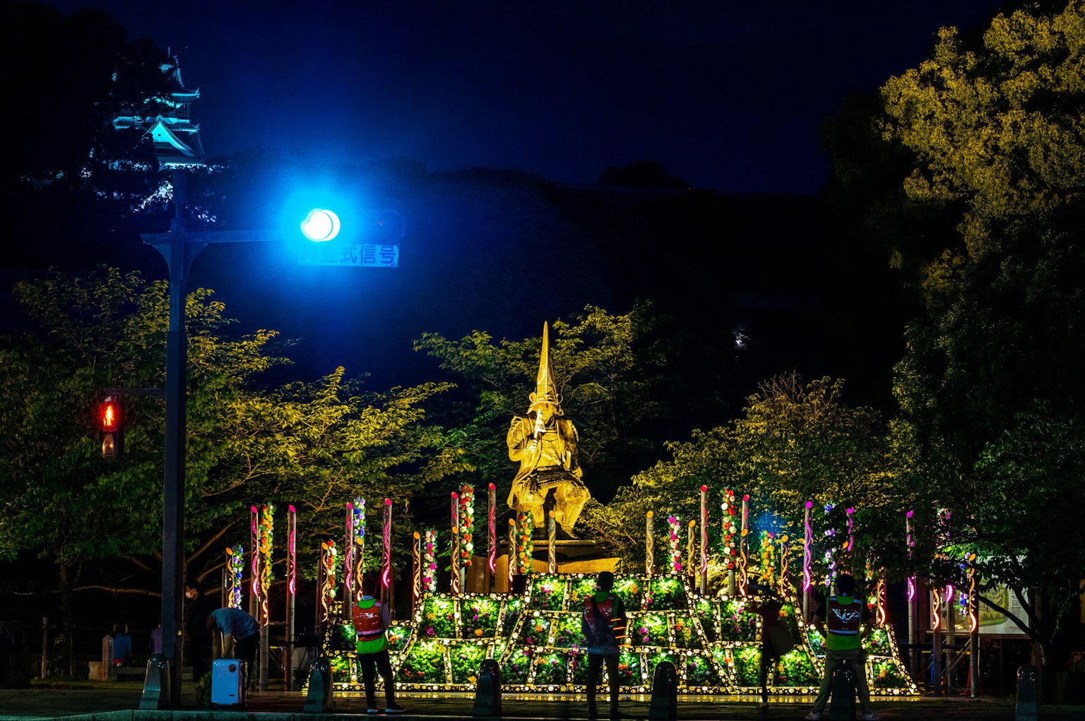 夜晚公園的場景，展現美麗的雕像和五彩的燈籠