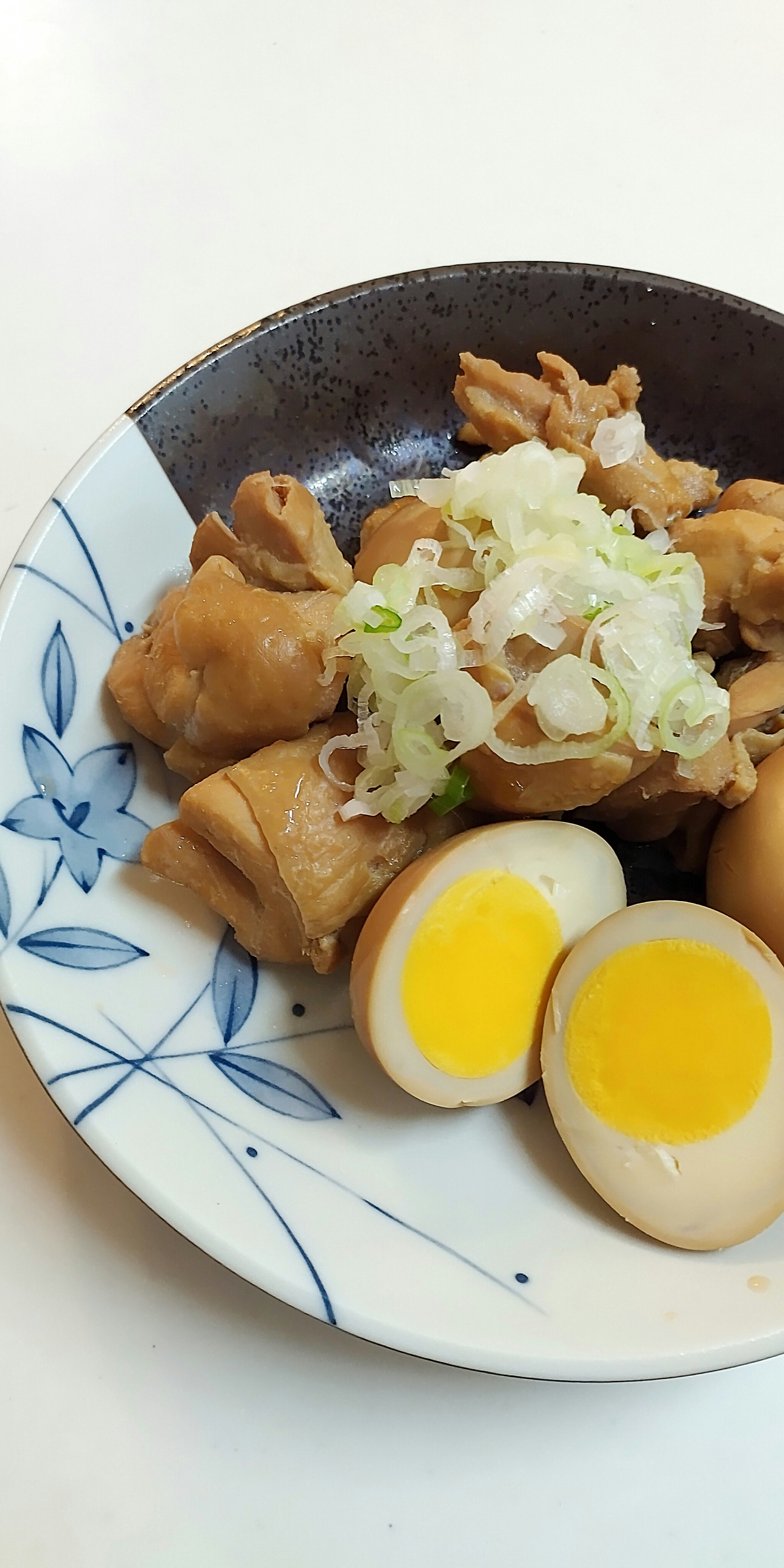 甘辛手羽元と煮玉子、刻みねぎ添えの盛り付け