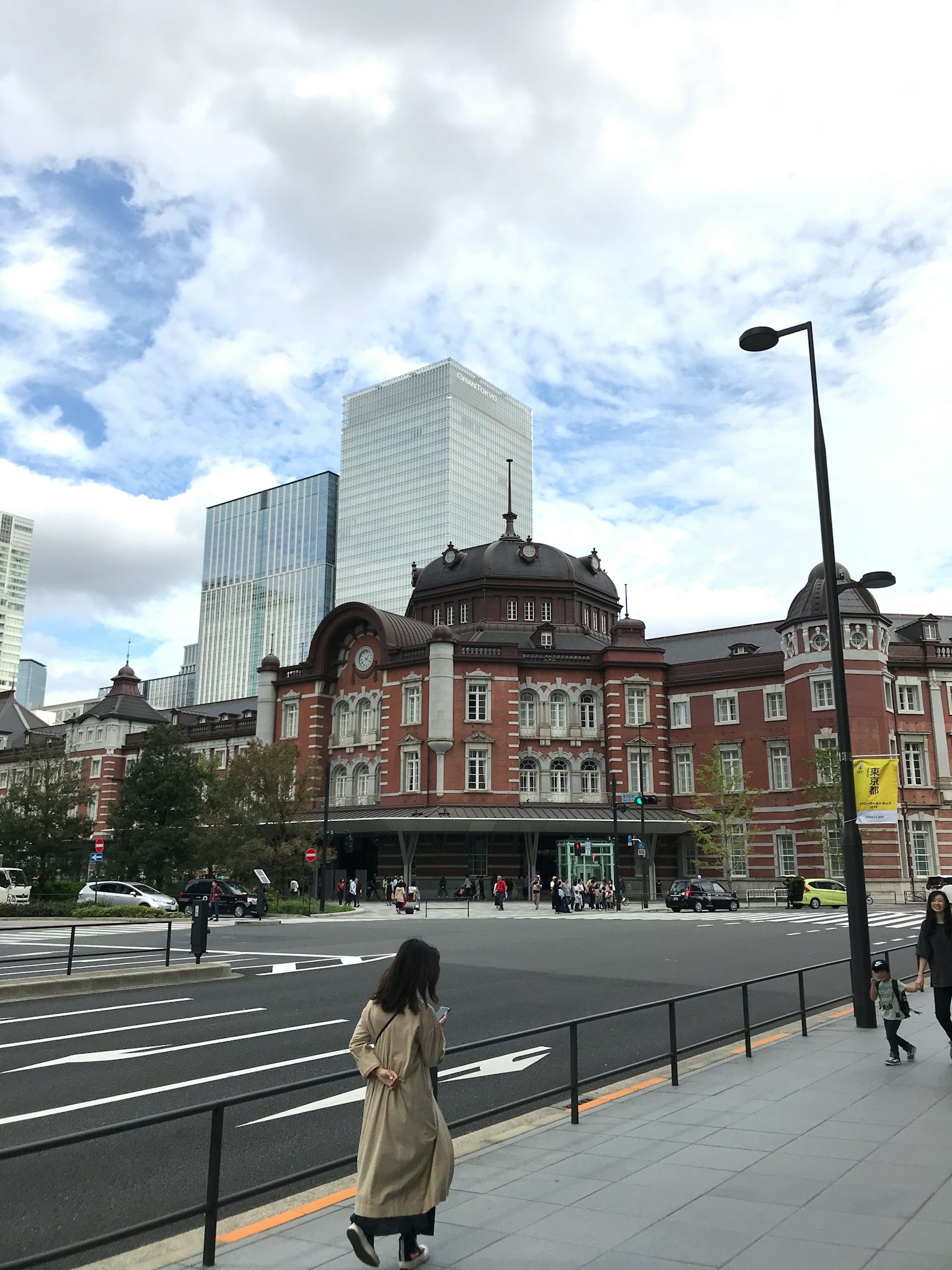 东京站历史建筑和现代摩天大楼的背景