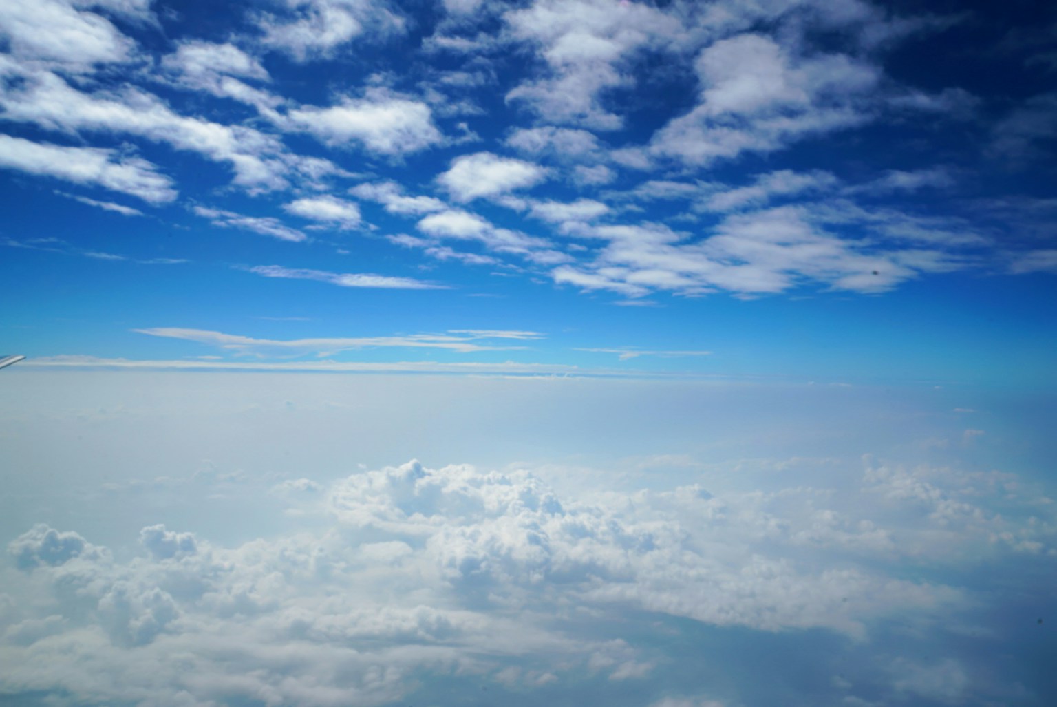 Ampio cielo blu con soffici nuvole bianche