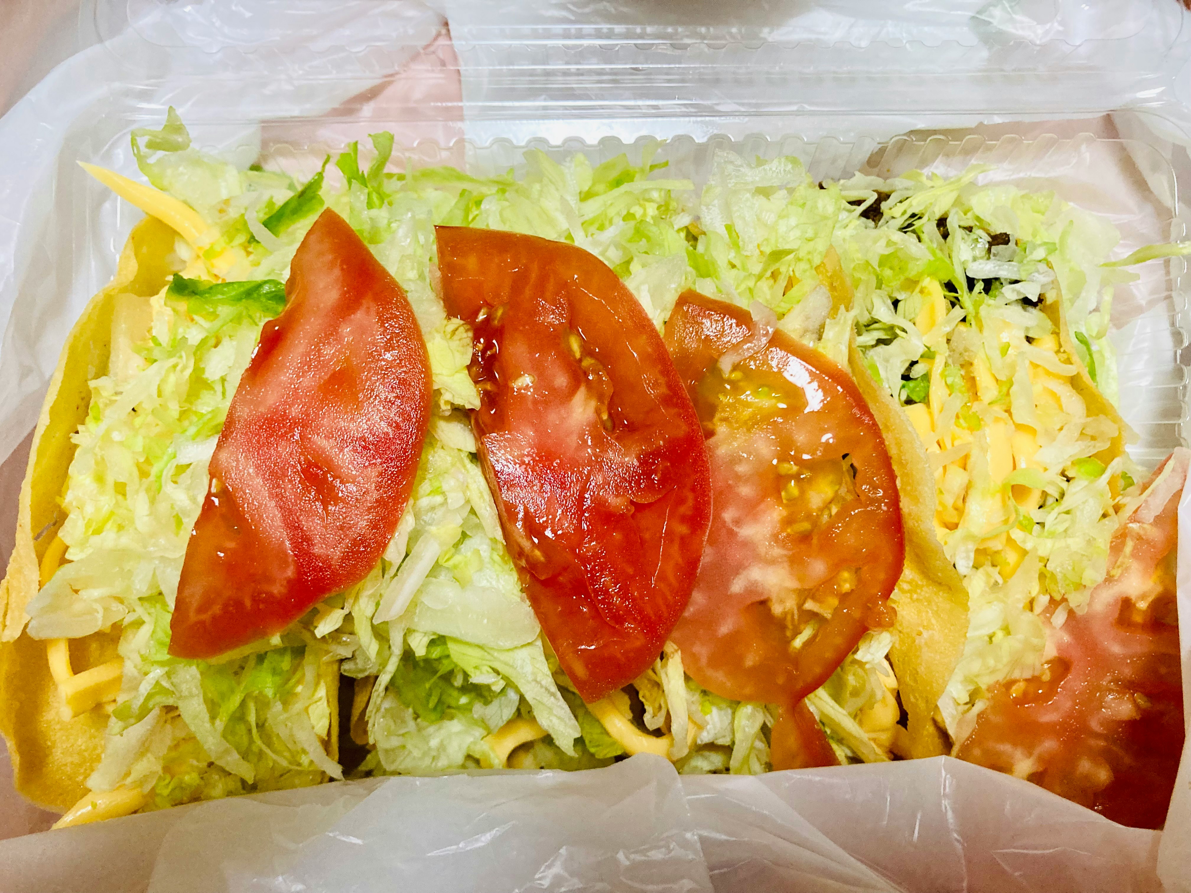 袋に入った千切りキャベツとメキシカンタコス