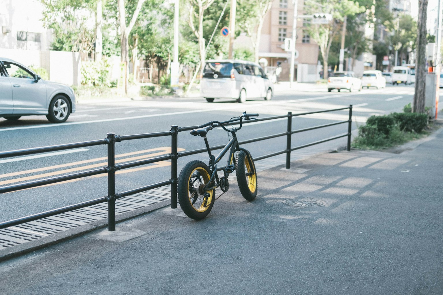 黑色自行车配有黄色轮子停在街边