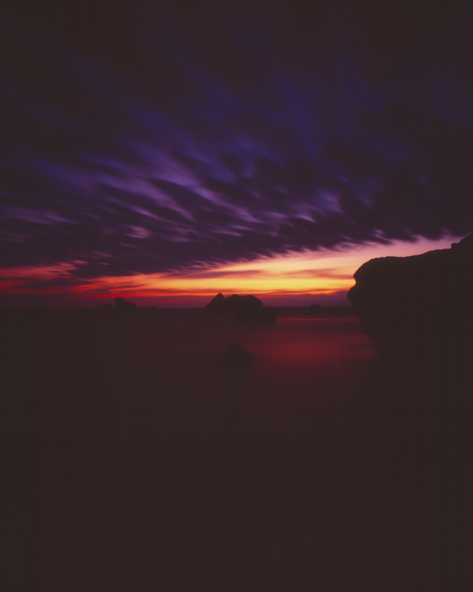 Paysage côtier magnifique avec un ciel de coucher de soleil