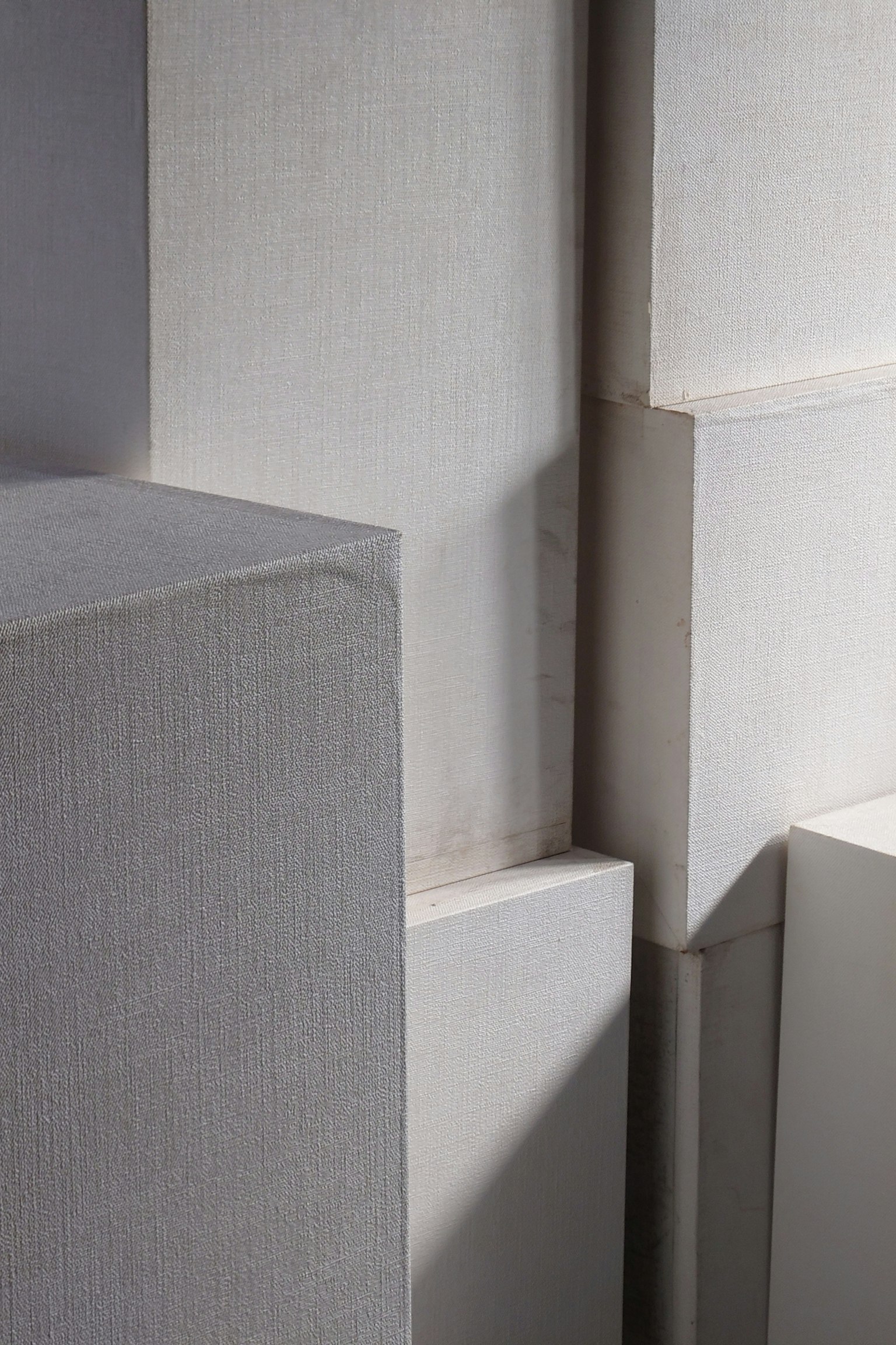 Strukturelles Design von überlappenden weißen Leinwänden