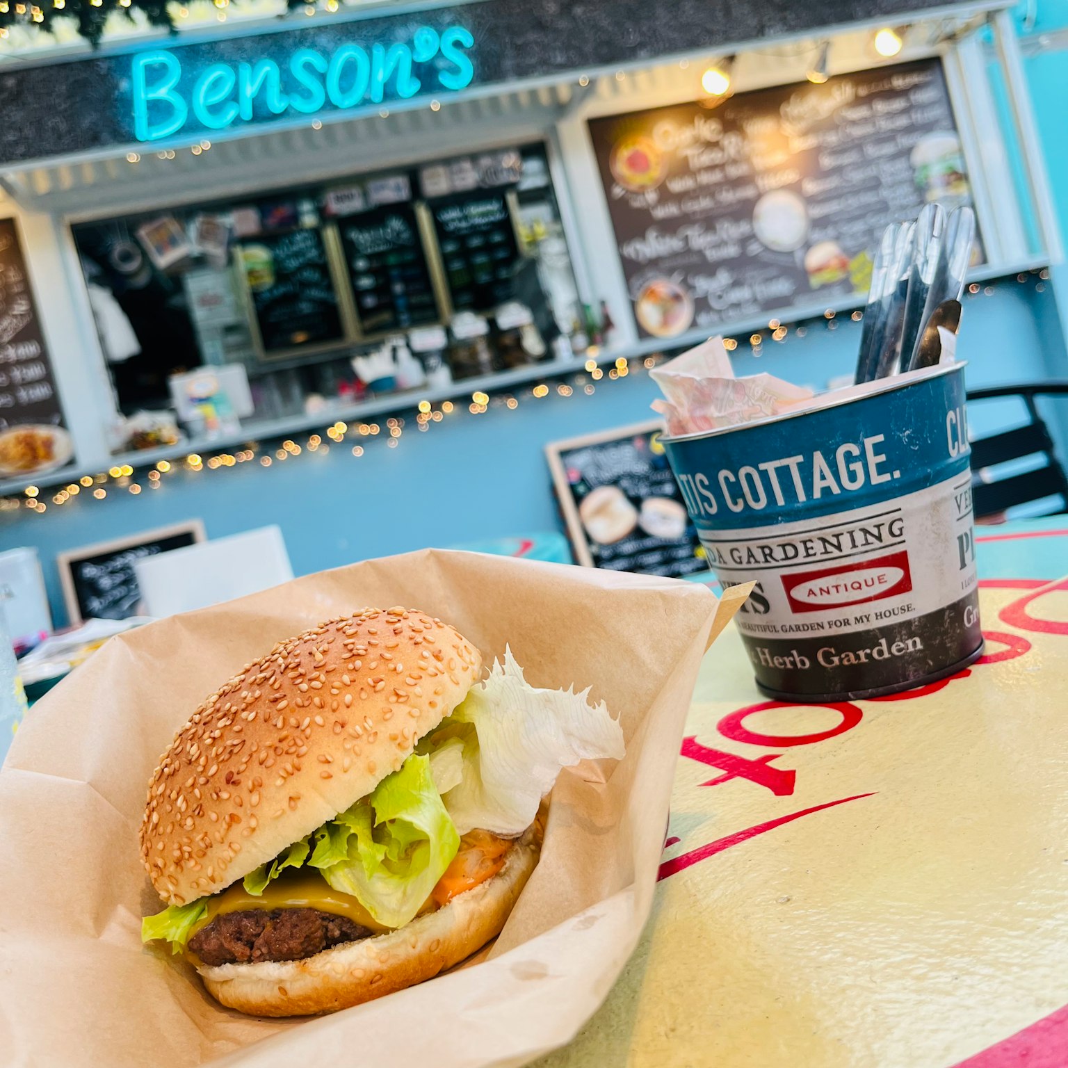 Benson's的汉堡和饮料放在桌子上的场景