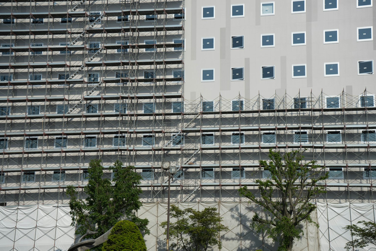 Sitio de construcción de un edificio con andamios y paredes exteriores