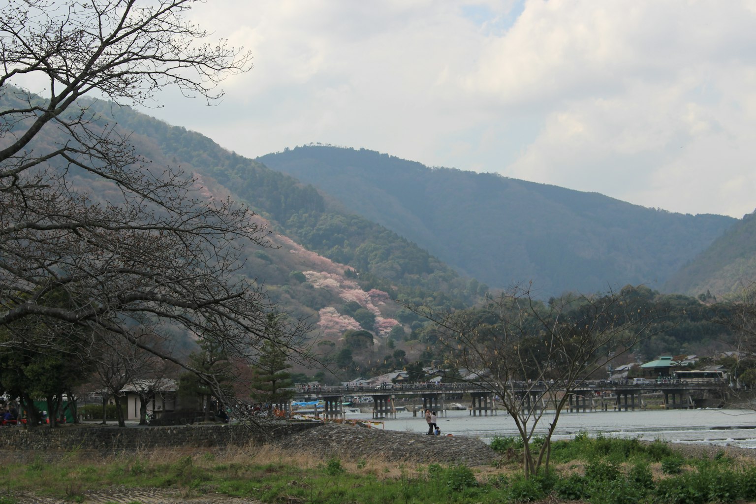 一个被山脉和河流环绕的村庄