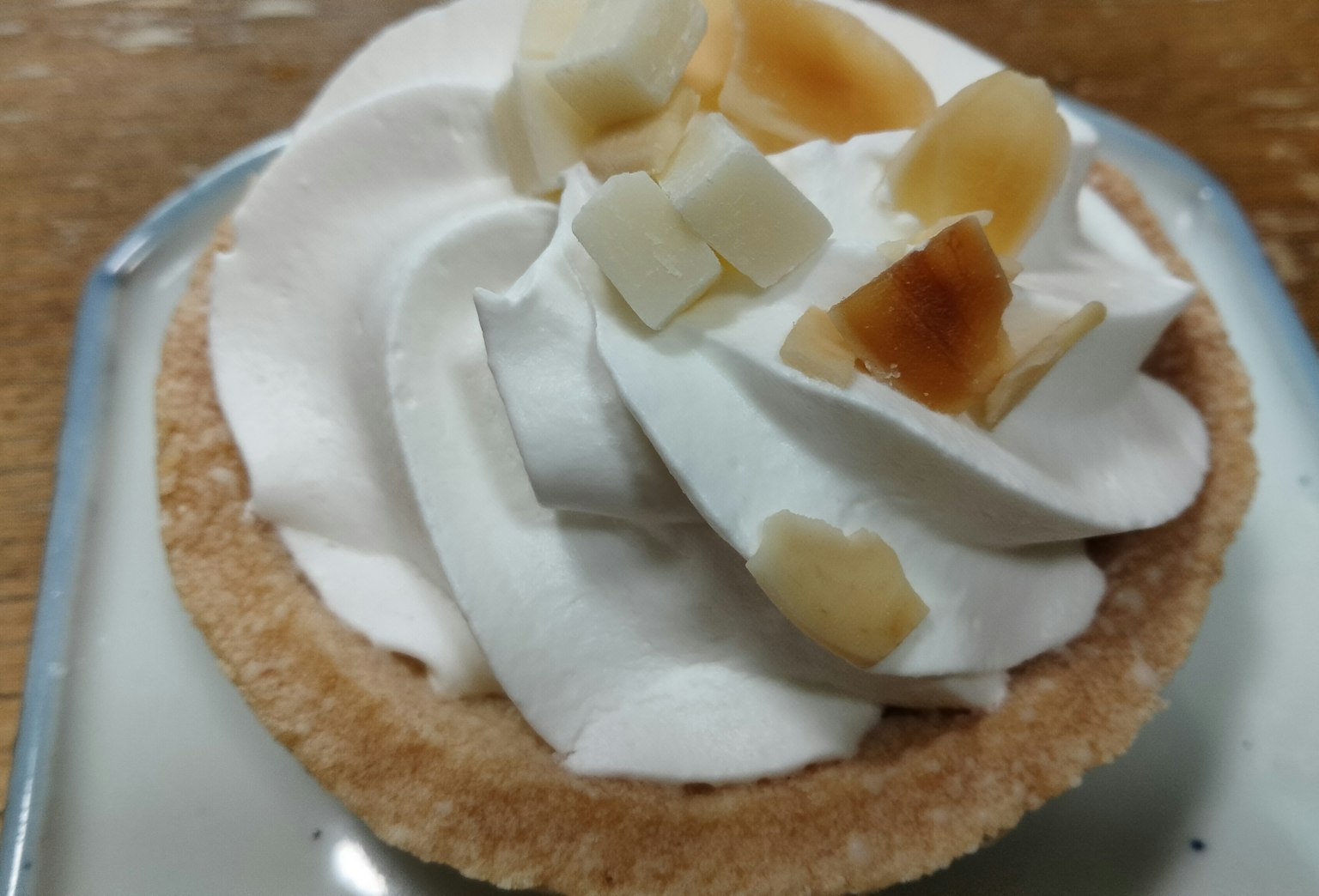 Torte mit Schlagsahne und Nüssen