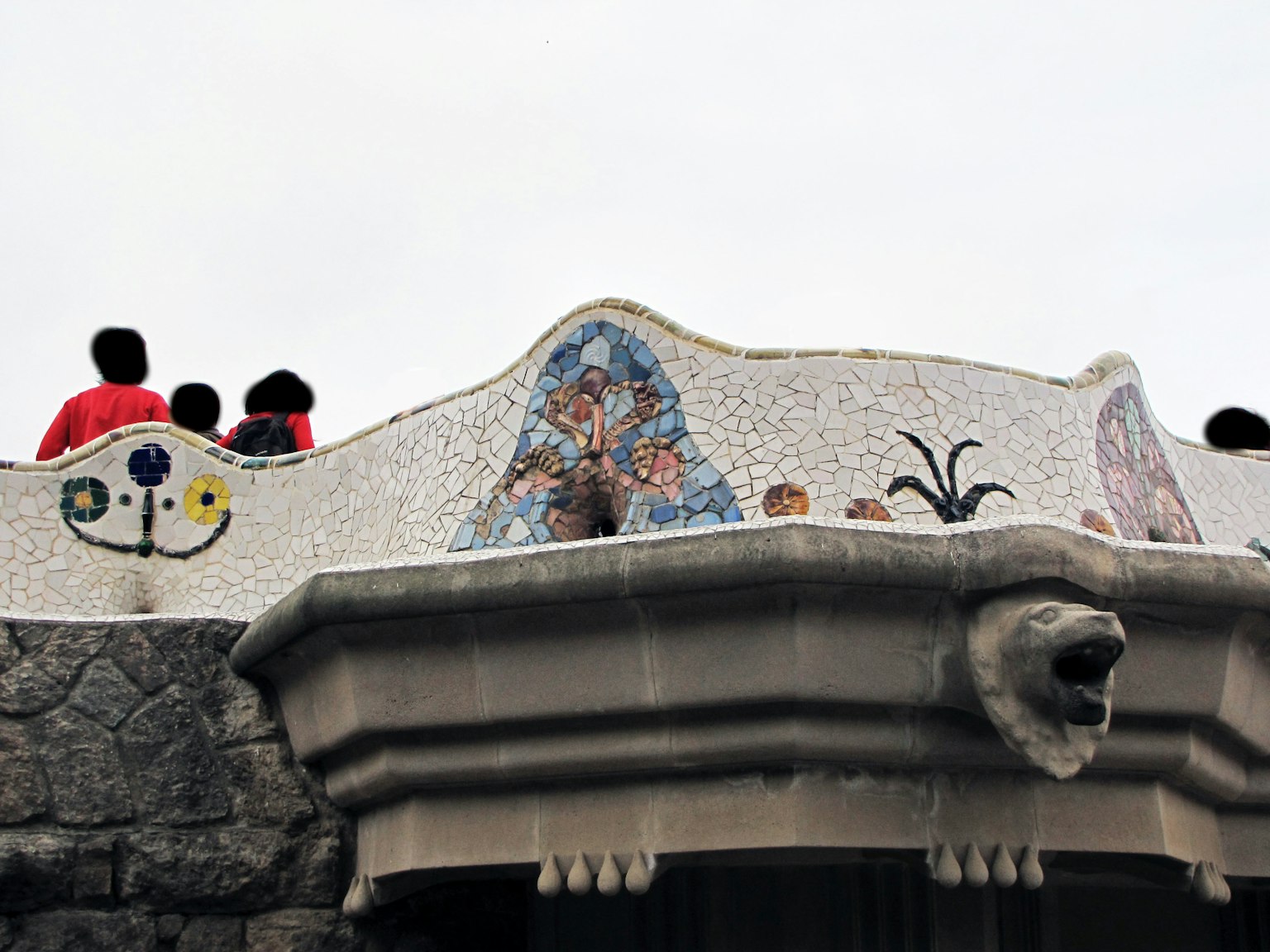 Visiteurs sur le toit de la Casa Batlló de Gaudi avec des décorations en mosaïque