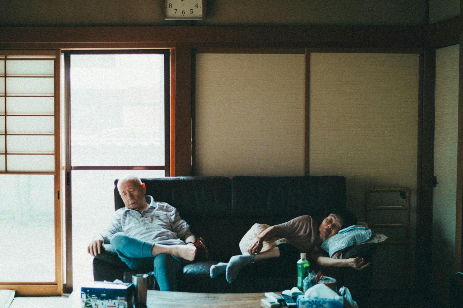 Zwei Männer entspannen sich auf einem Sofa in einem Wohnzimmer