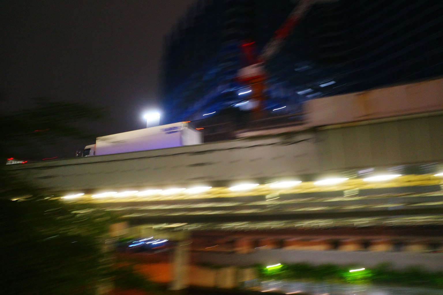 夜の都市風景にある建設中のビルと明るい照明