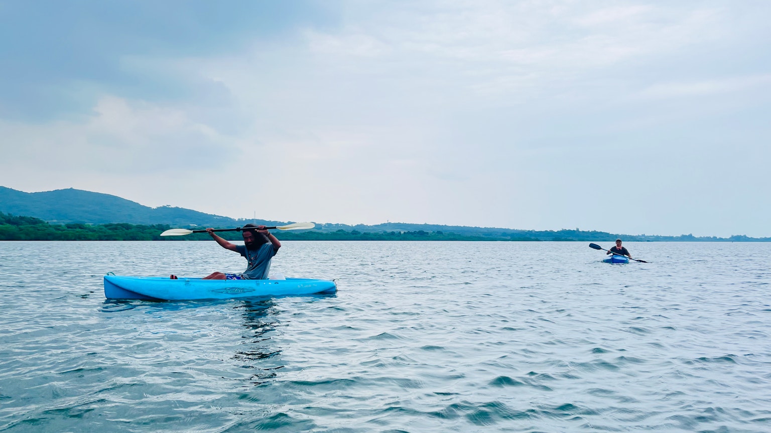 Scène de personnes faisant du kayak sur un lac calme