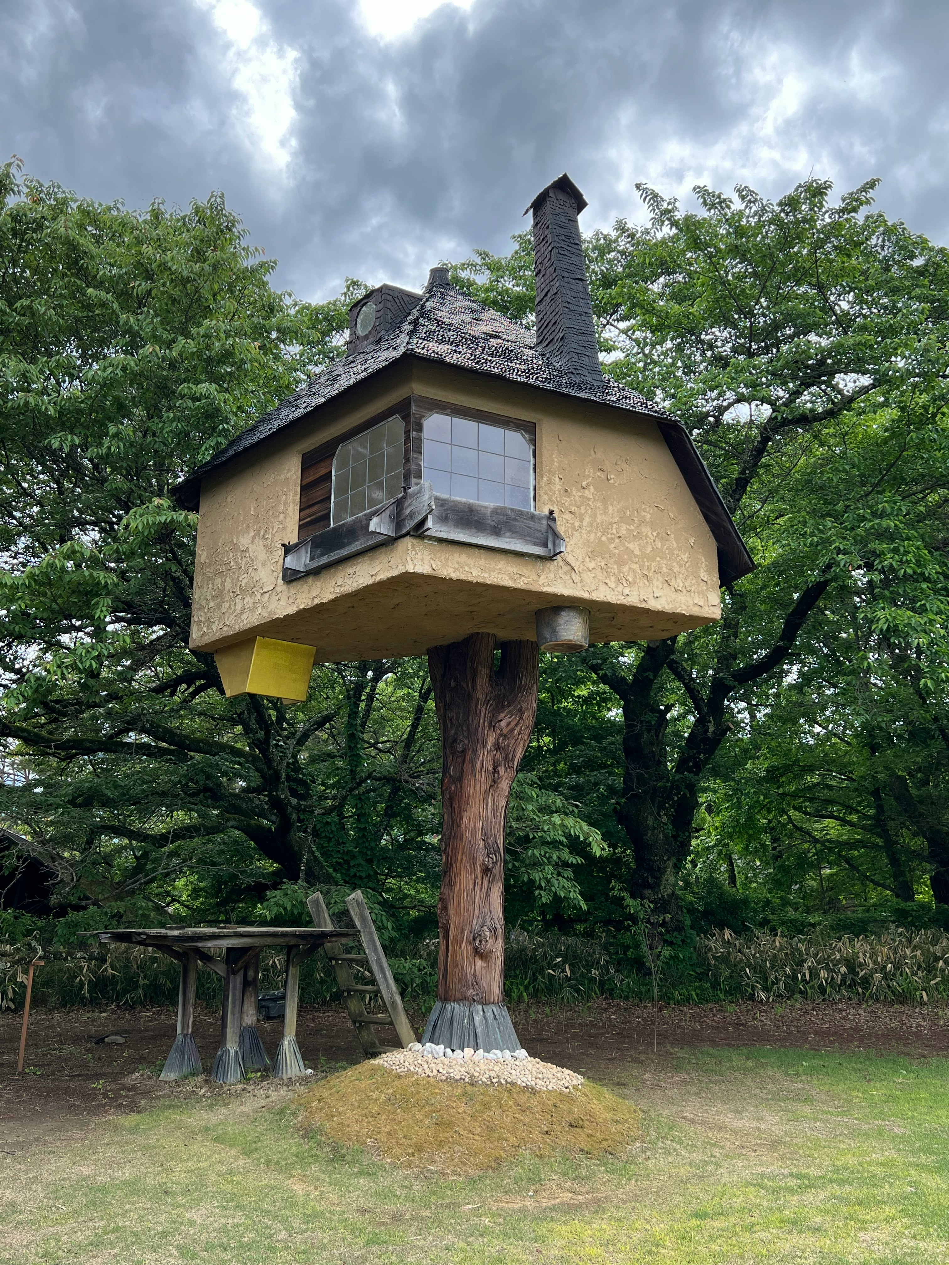 Häuschen auf einem Baum im Seikyo Art Village mit Garten