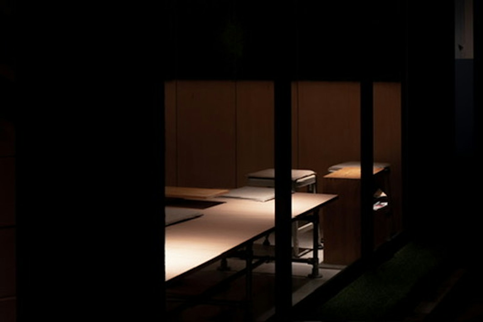 Conjunto de mesa y sillas en un interior poco iluminado