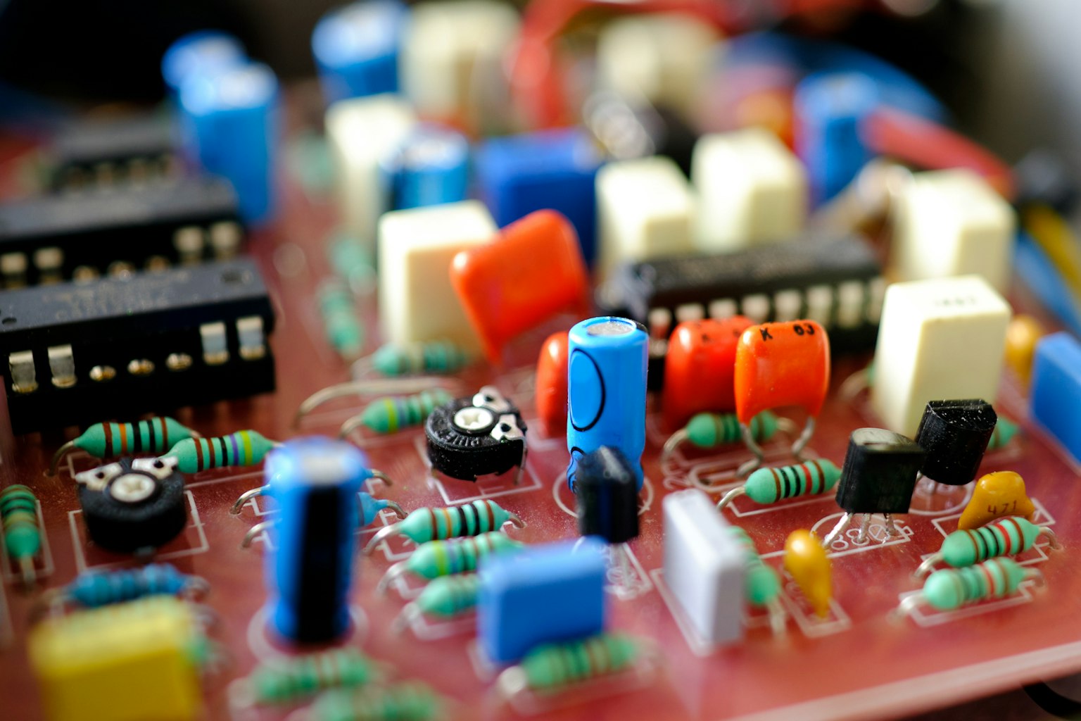 Bild einer Leiterplatte mit verschiedenen bunten elektronischen Bauteilen