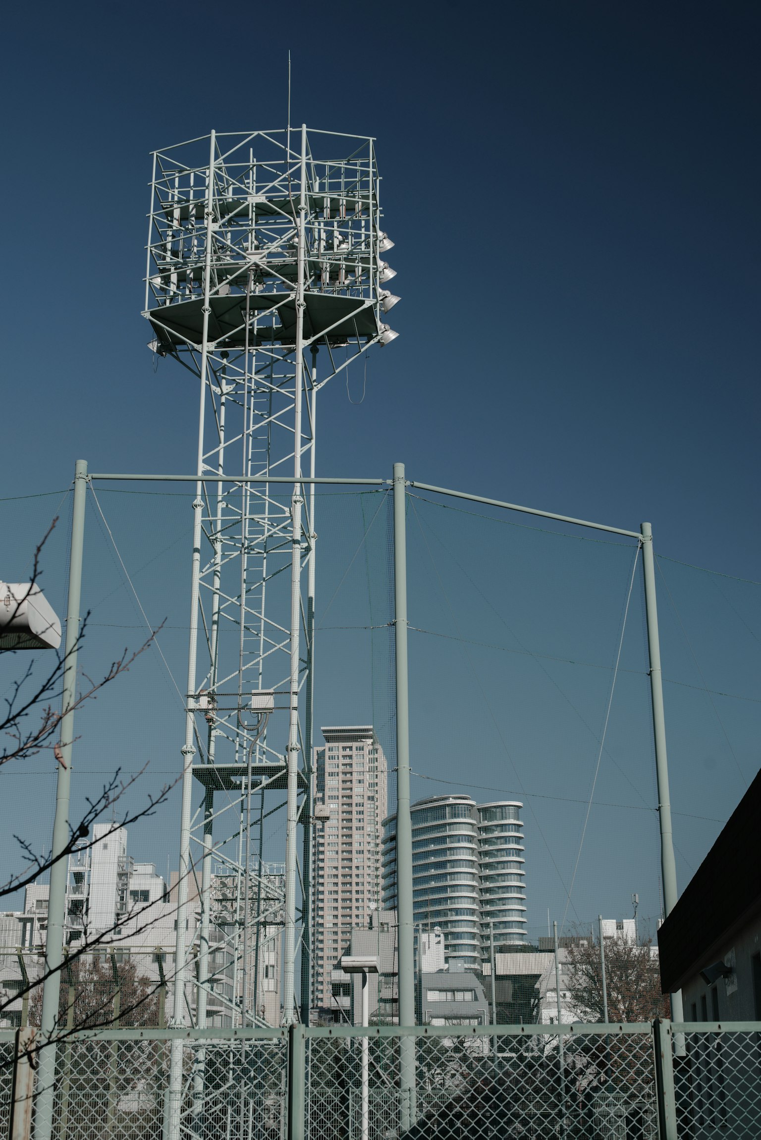 Tour de communication haute entourée de bâtiments urbains