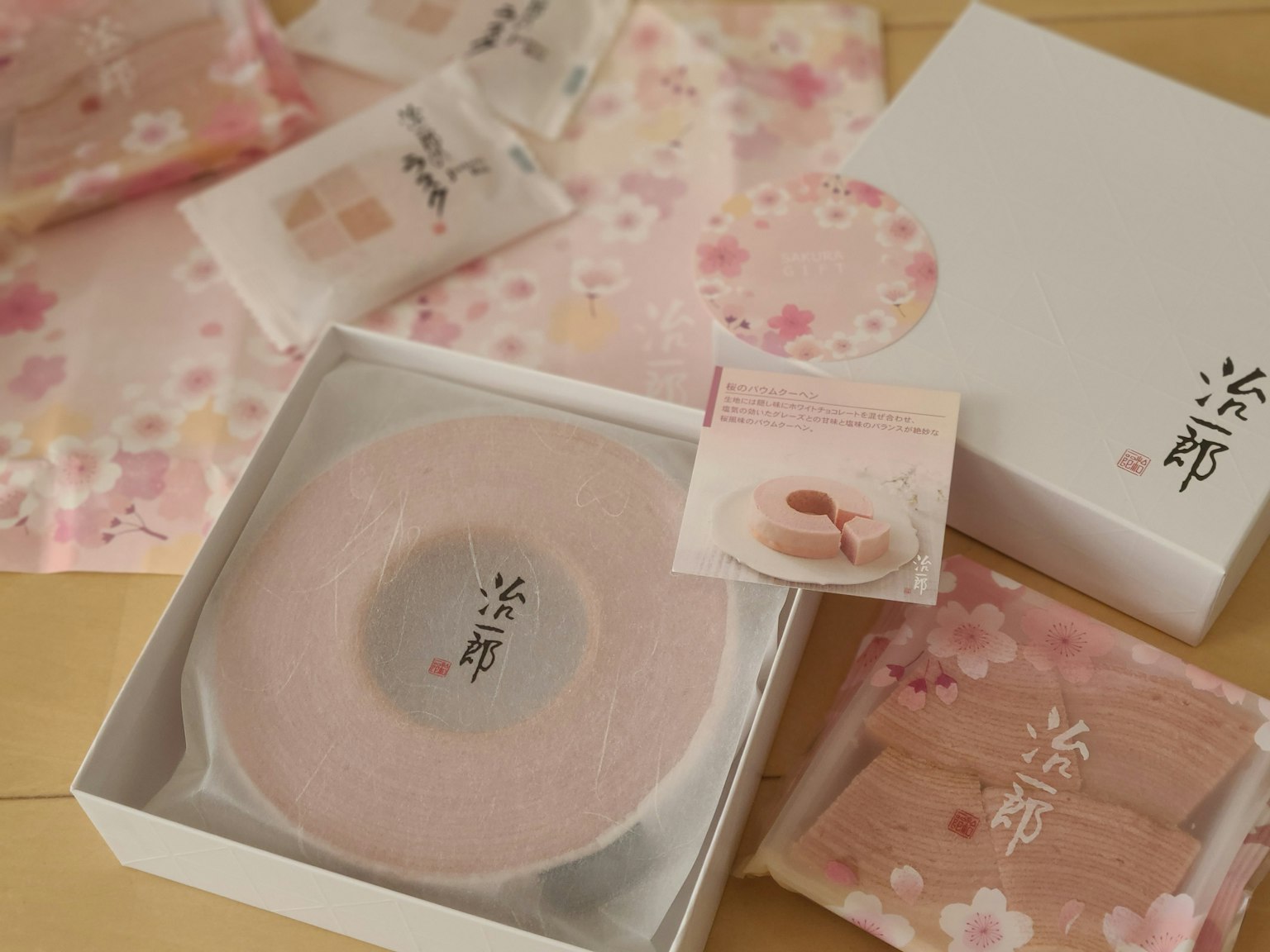 Un conjunto de dulces bellamente empaquetados con diseños de flores de cerezo