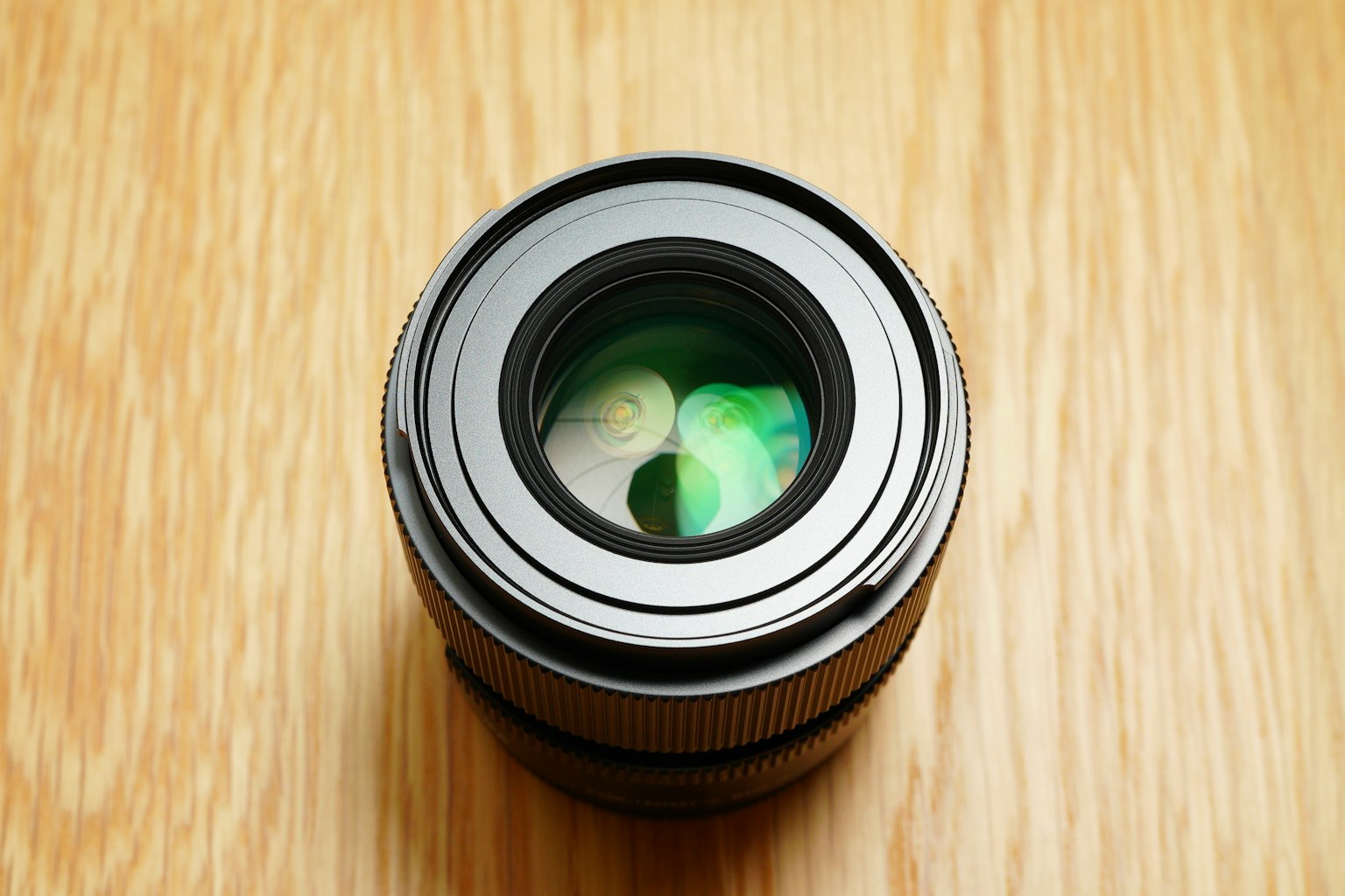 Image en gros plan d'un objectif d'appareil photo avec des reflets verts