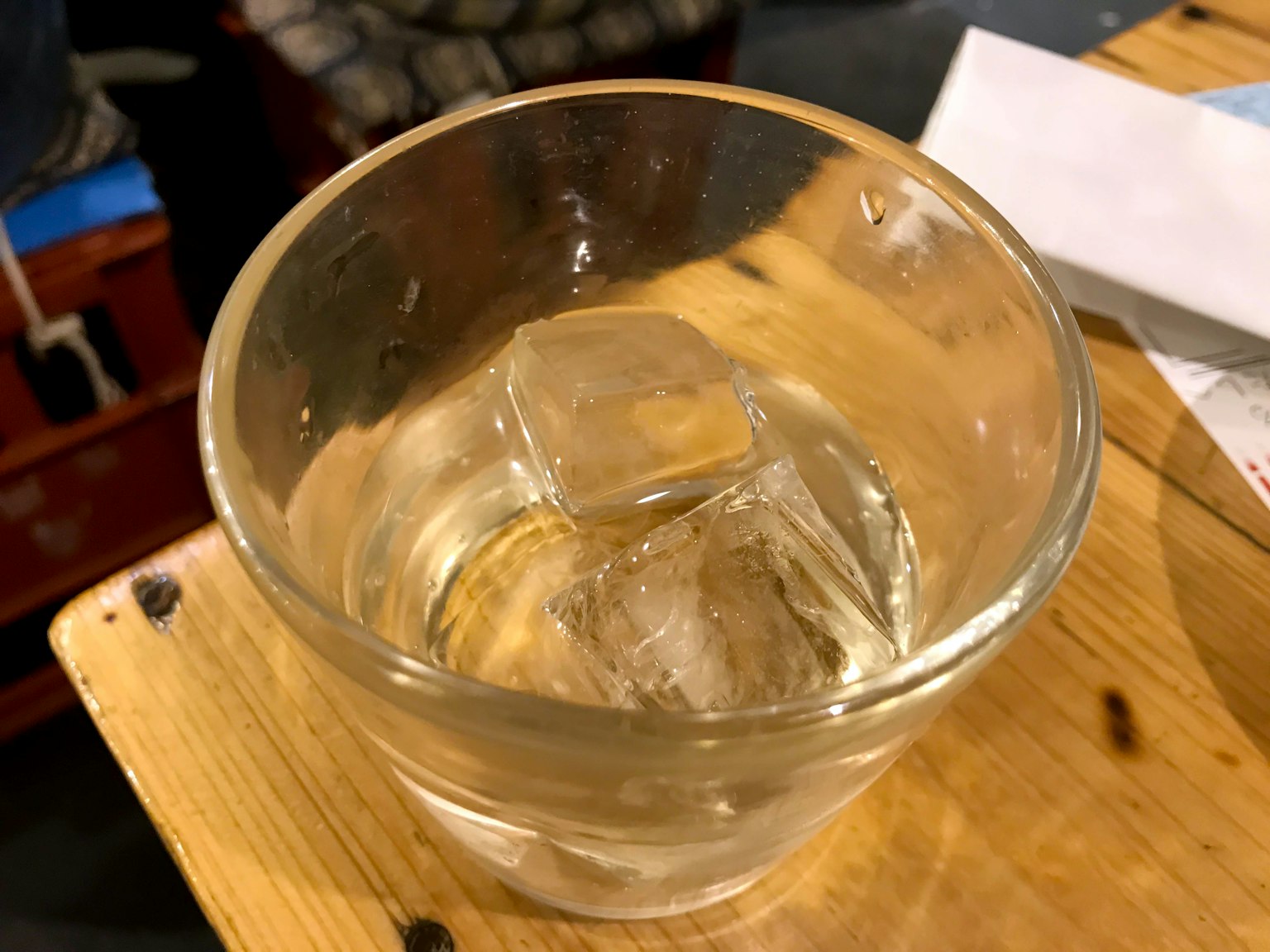 透明玻璃杯中装有冰块和冷饮