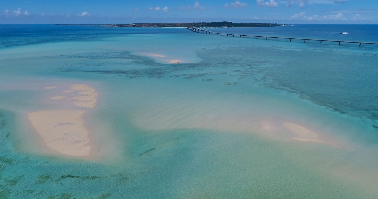 Paysage magnifique avec océan bleu et plage de sable blanc