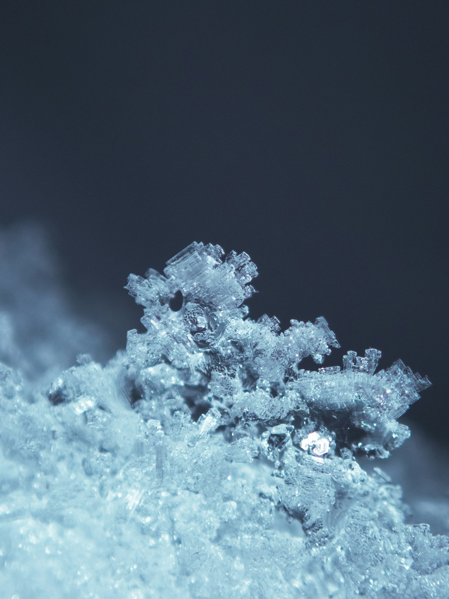 Primer plano de un copo de nieve sobre fondo azul