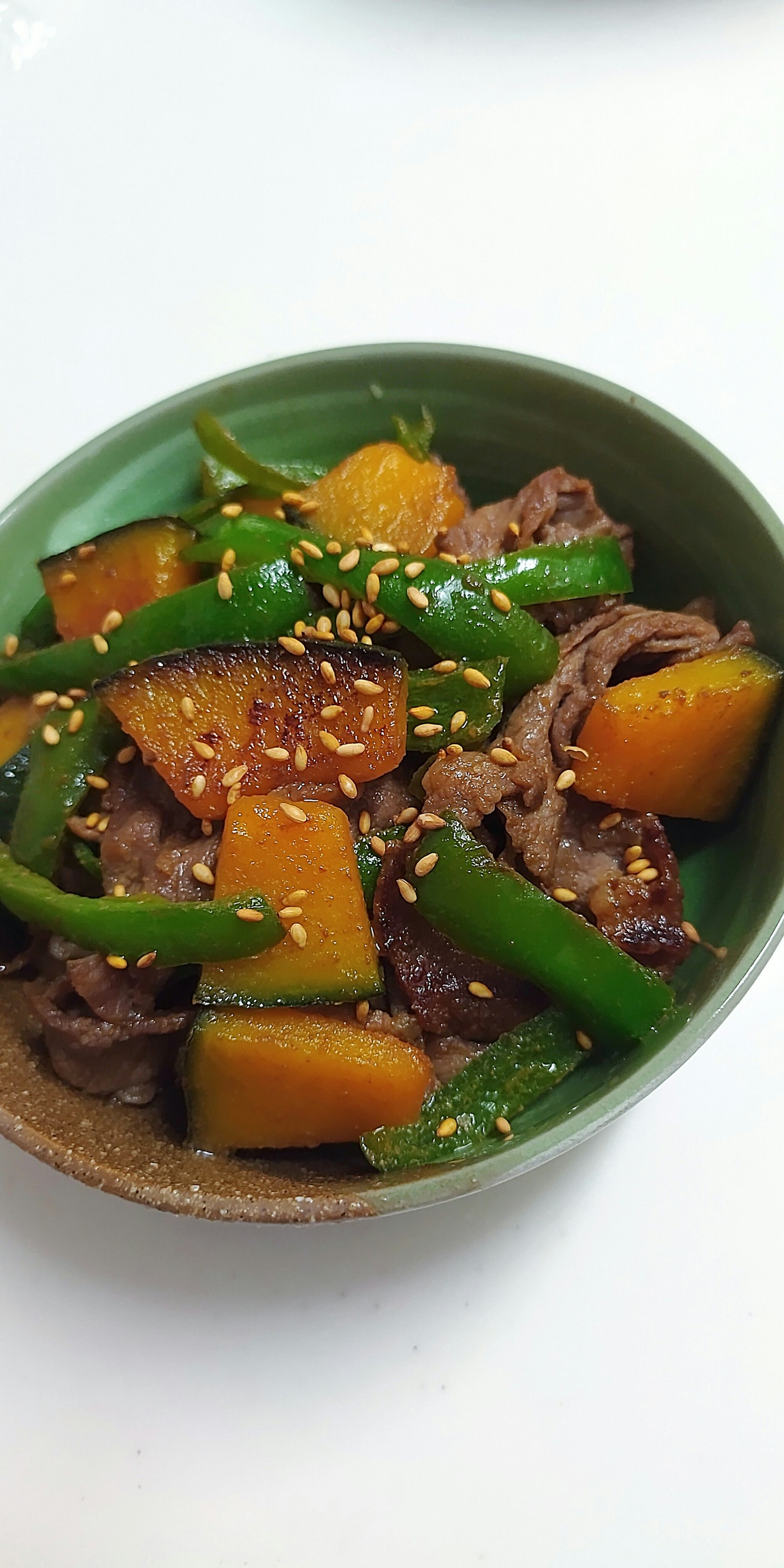 Thịt bò xào với ớt xanh và bí ngòi trong bát xanh