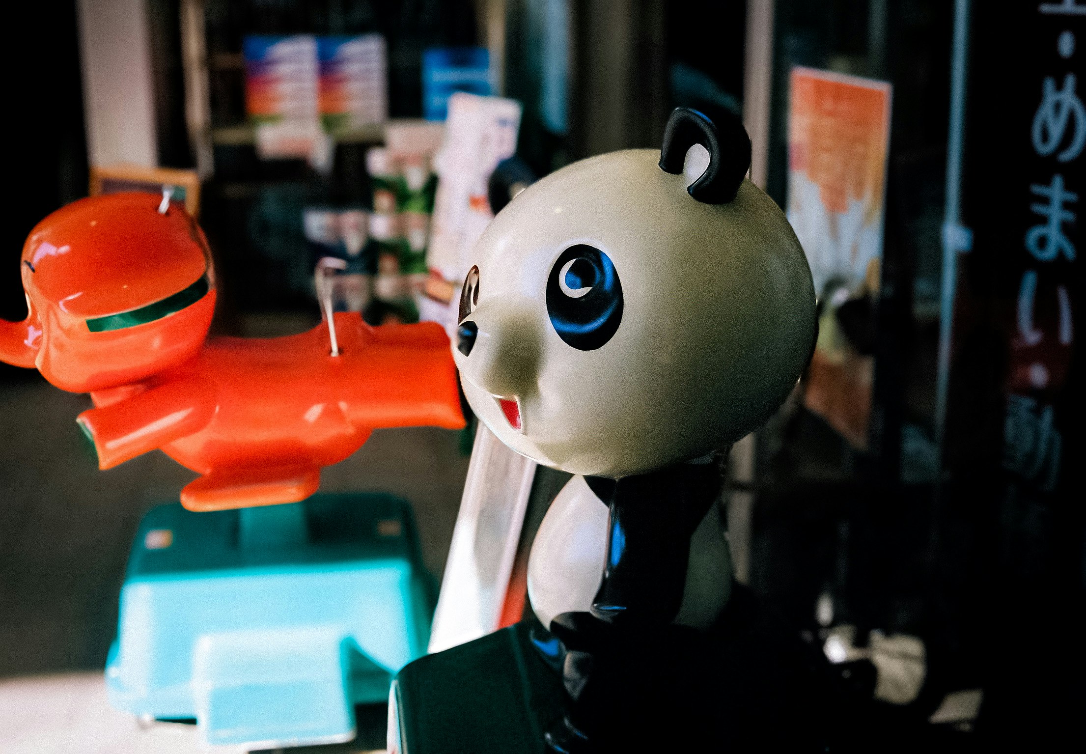 店頭に並ぶキャラクター人形とフィギュアのショーケース