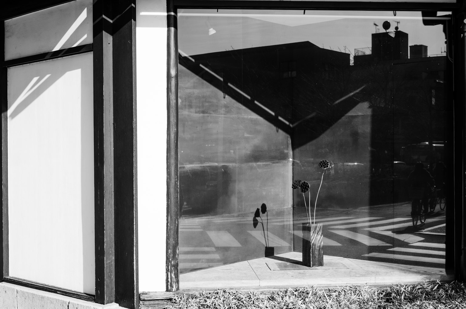 Riflesso in bianco e nero di una finestra che mostra un design architettonico lineare
