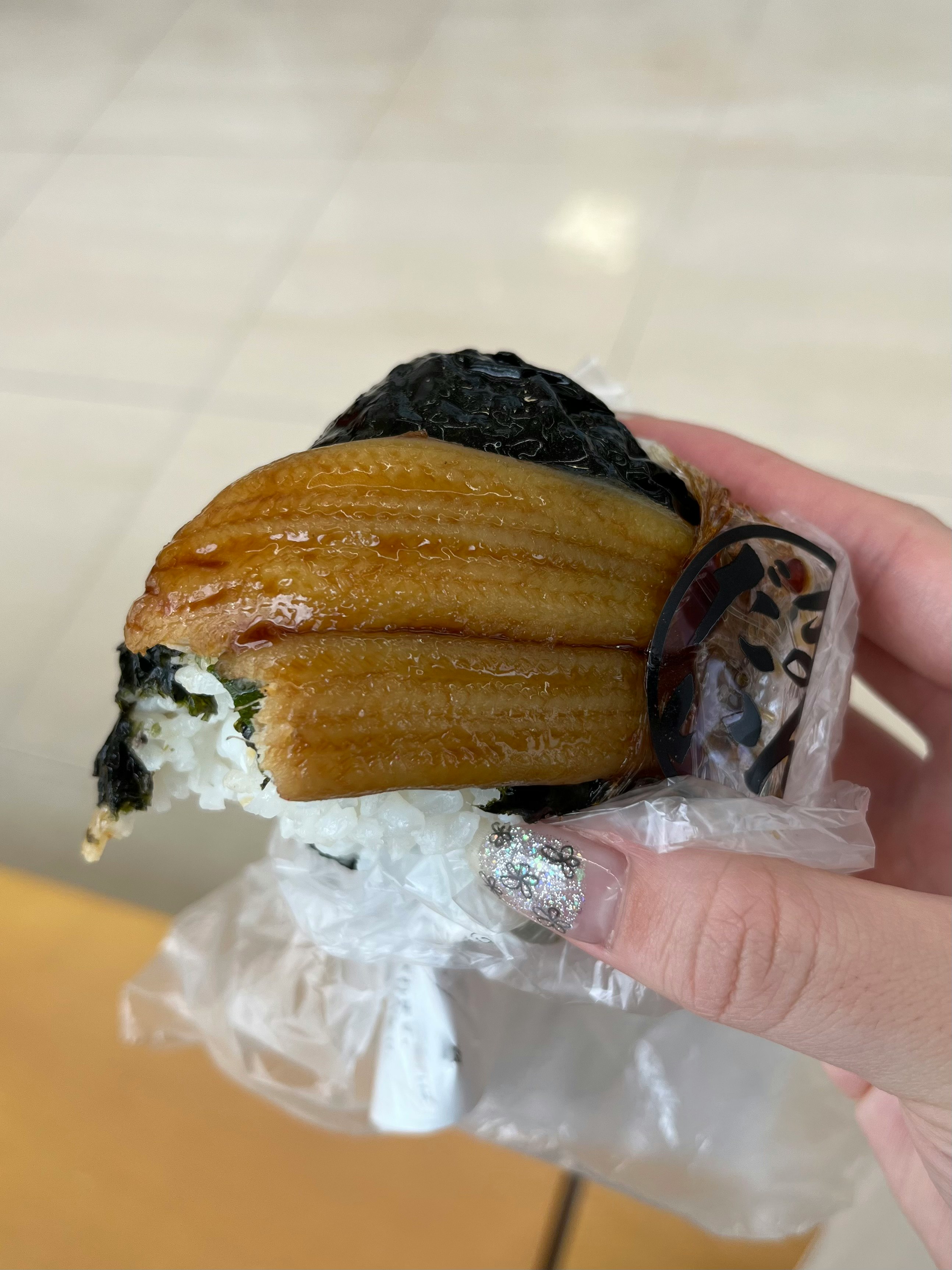 手に持った焼き菓子の断面