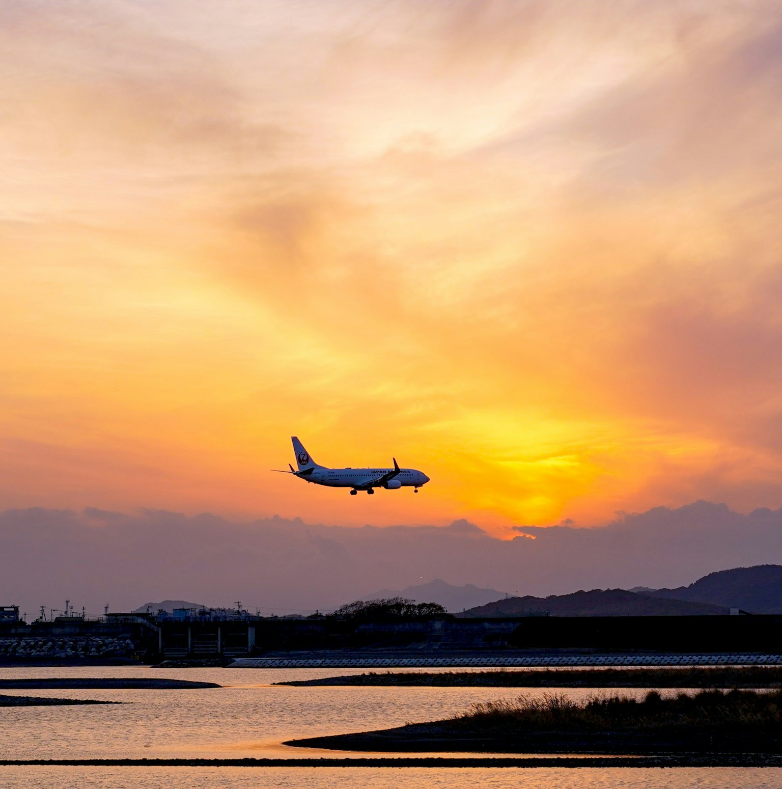 Hermosa escena de un avión aterrizando al atardecer