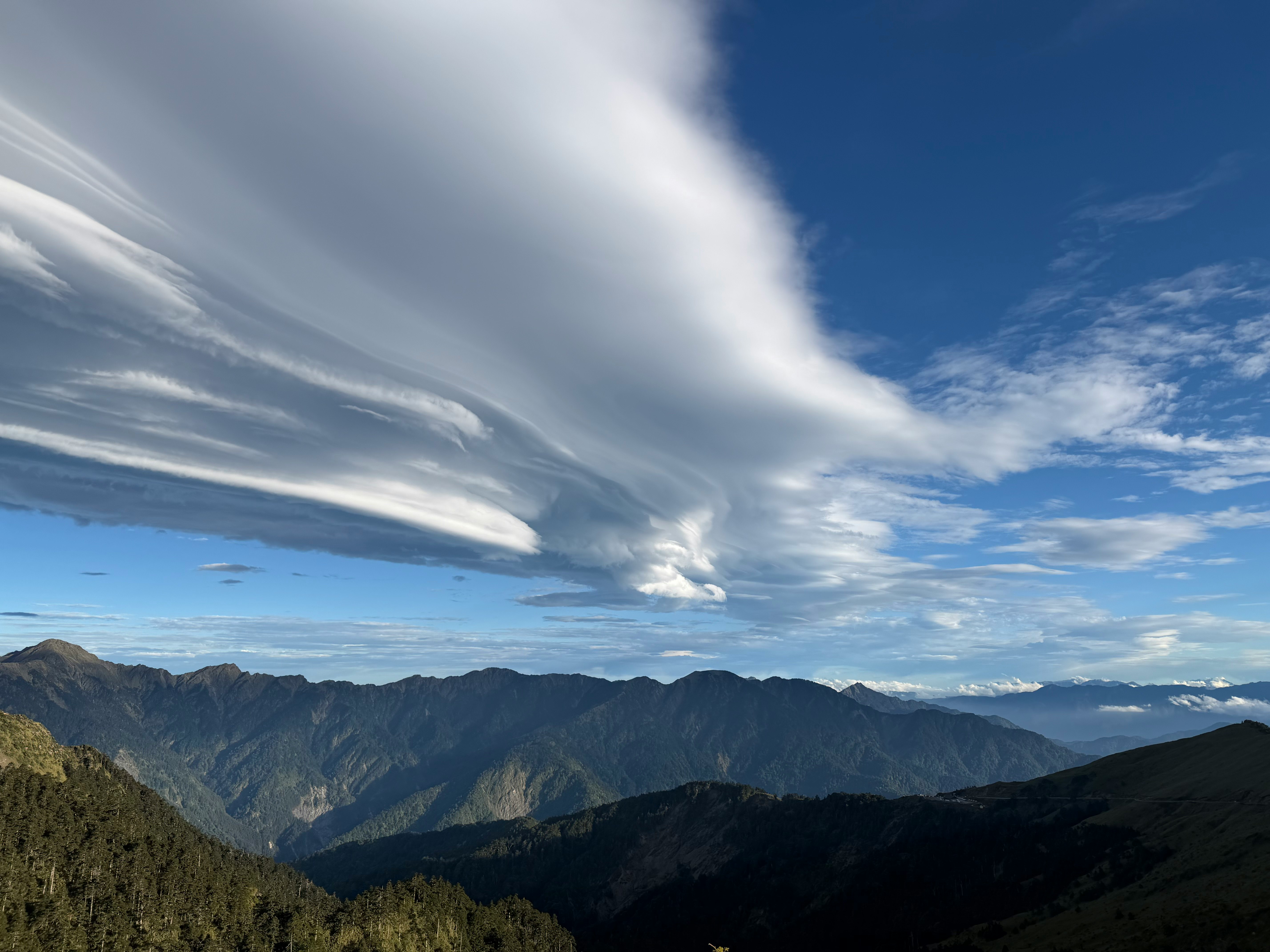 稜線と山並みを見渡す青空の風景