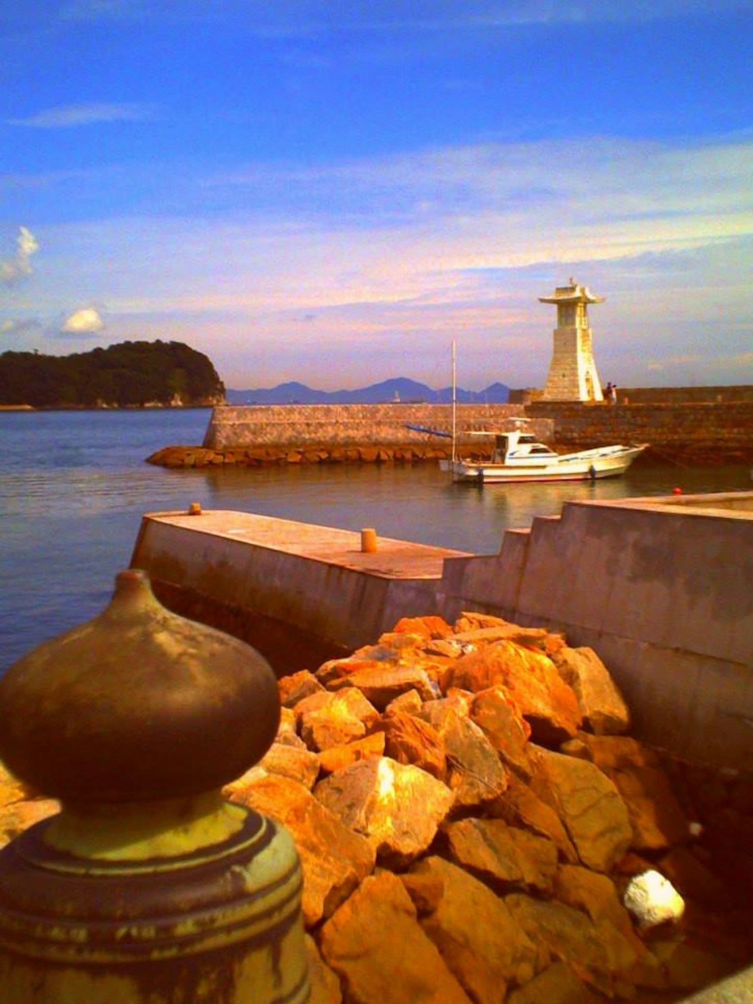 海岸線的風景，燈塔和停泊的船