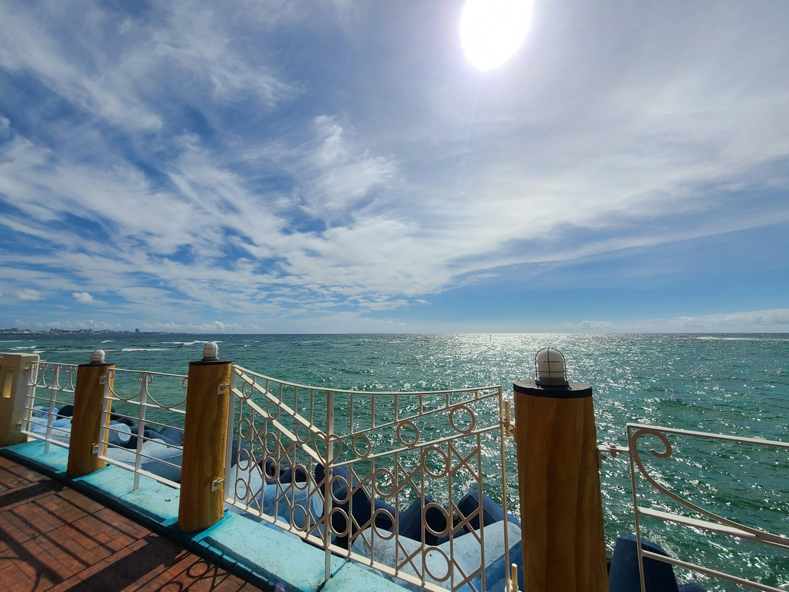 蓝色海洋和天空背景的码头景观