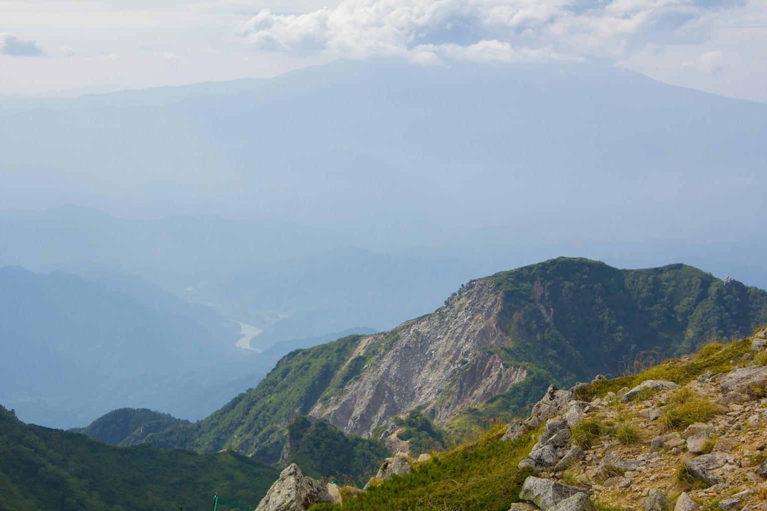Paysage montagneux avec vue brumeuse sous un ciel bleu