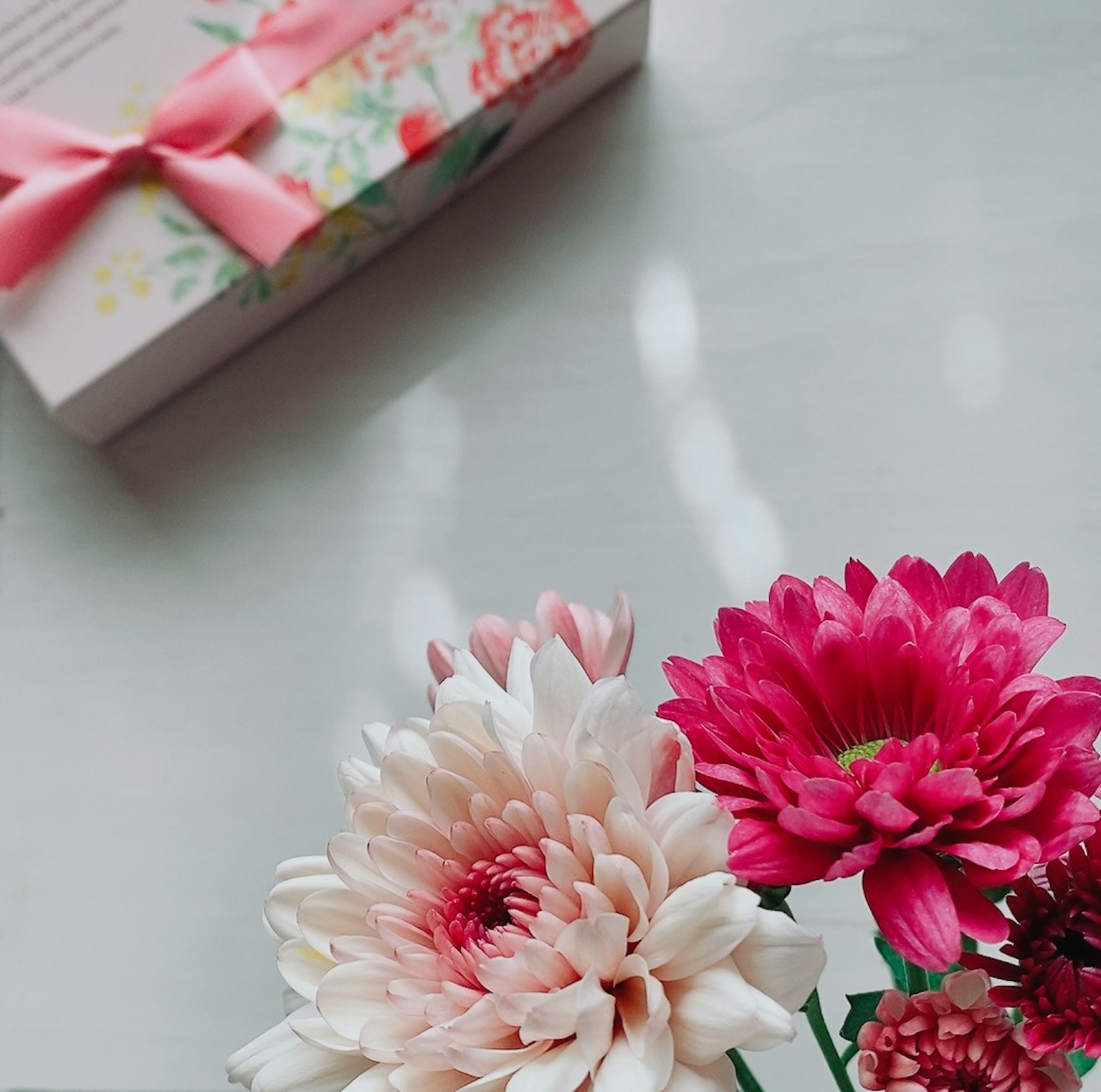 美麗的花卉與禮品盒的安排
