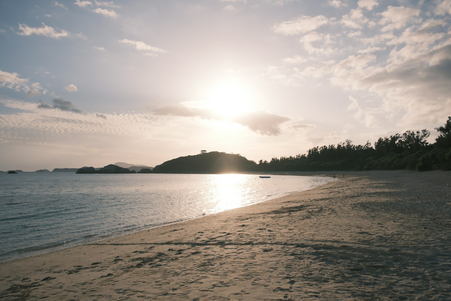 Paisaje de playa sereno con vista al atardecer