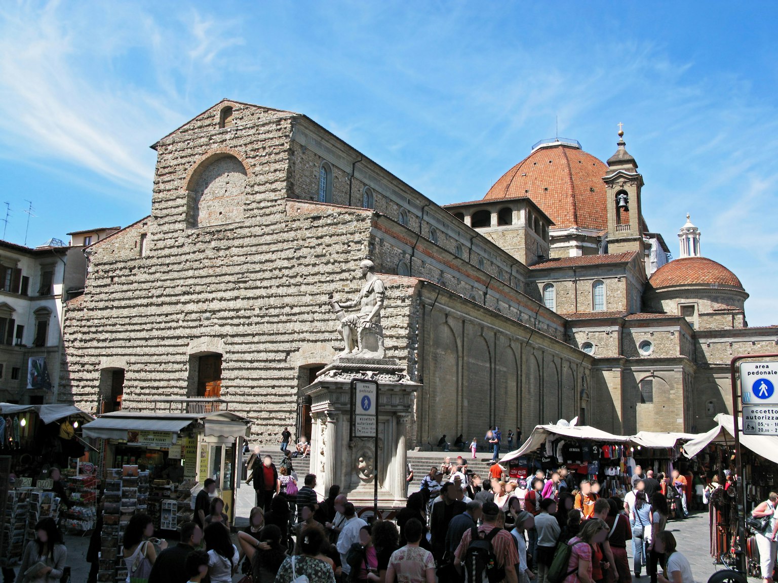 Pemandangan gereja megah di Florence dengan alun-alun yang ramai