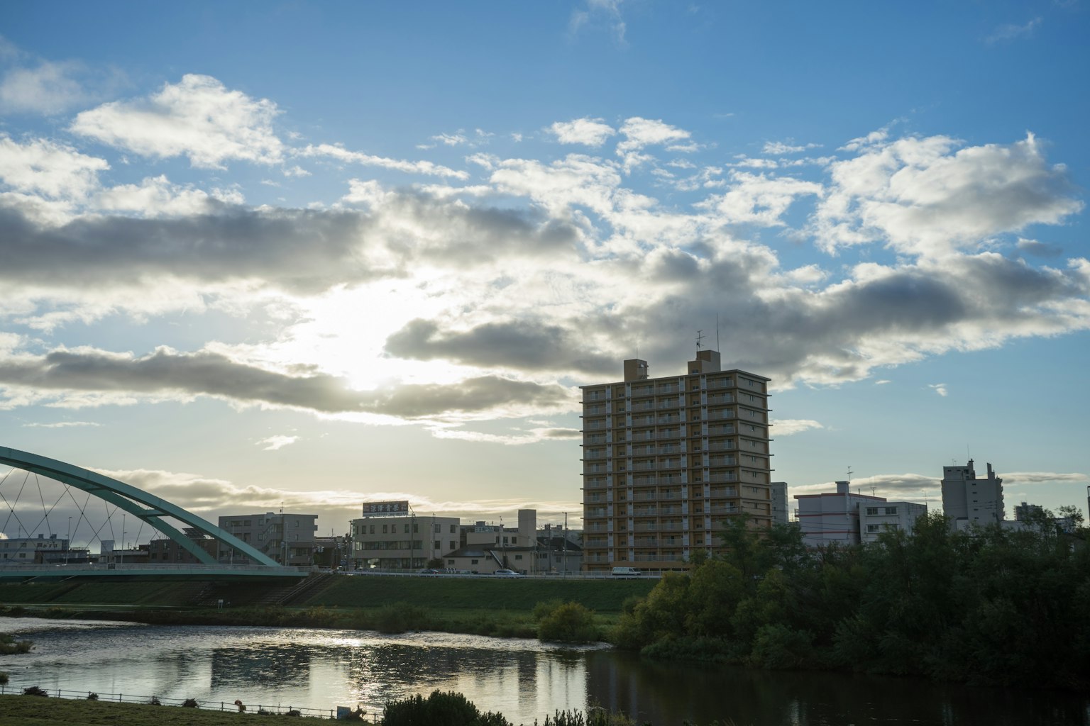 城市天際線下的河流和藍天白雲