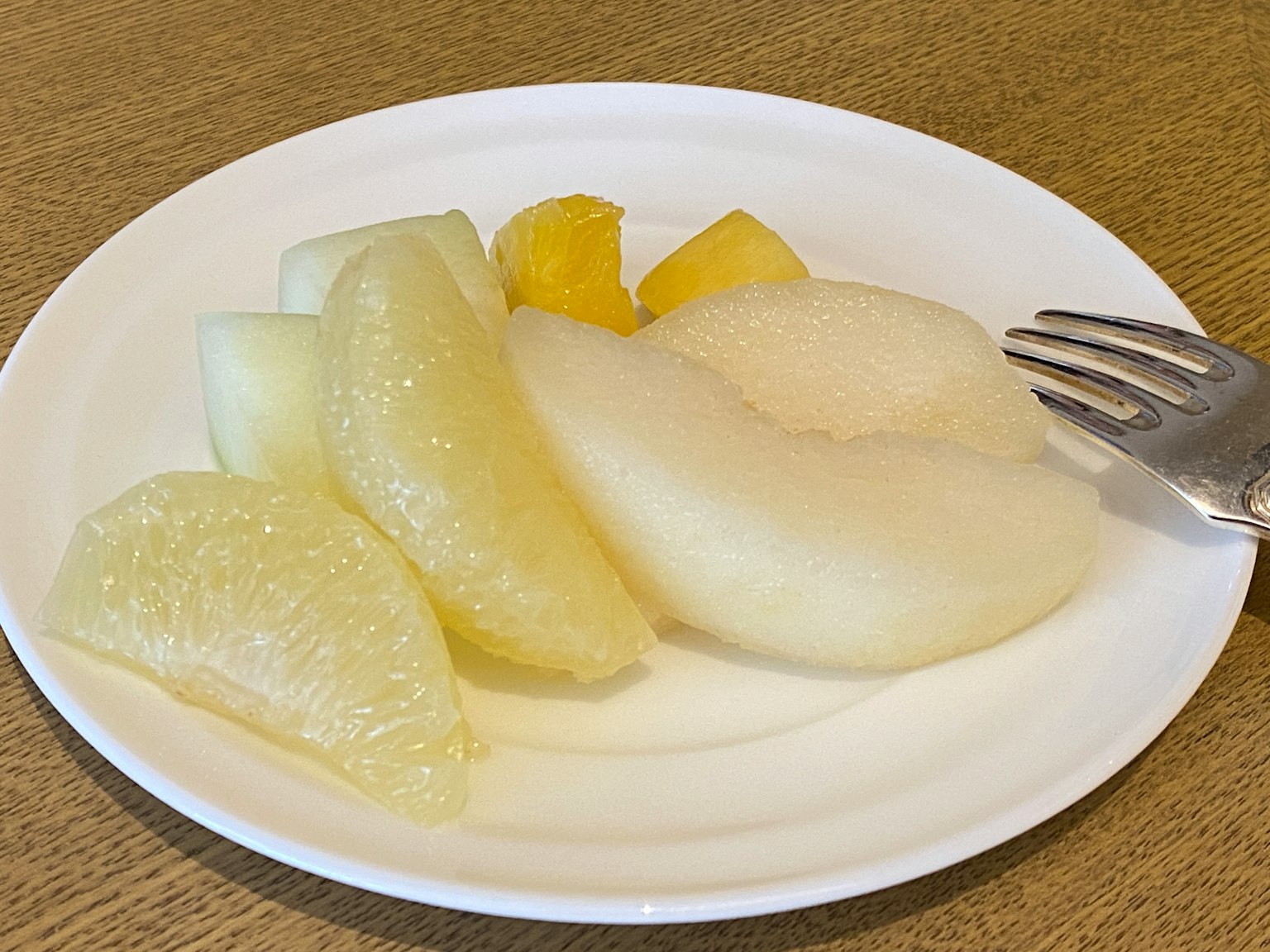 Fette di frutta assortita su un piatto bianco