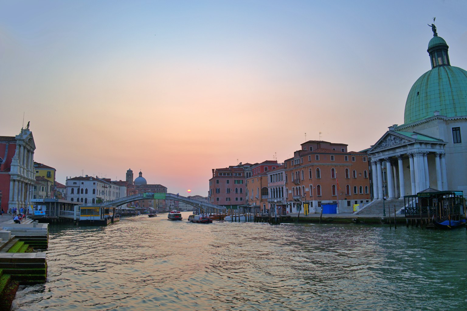 Canale veneziano con vista sul tramonto
