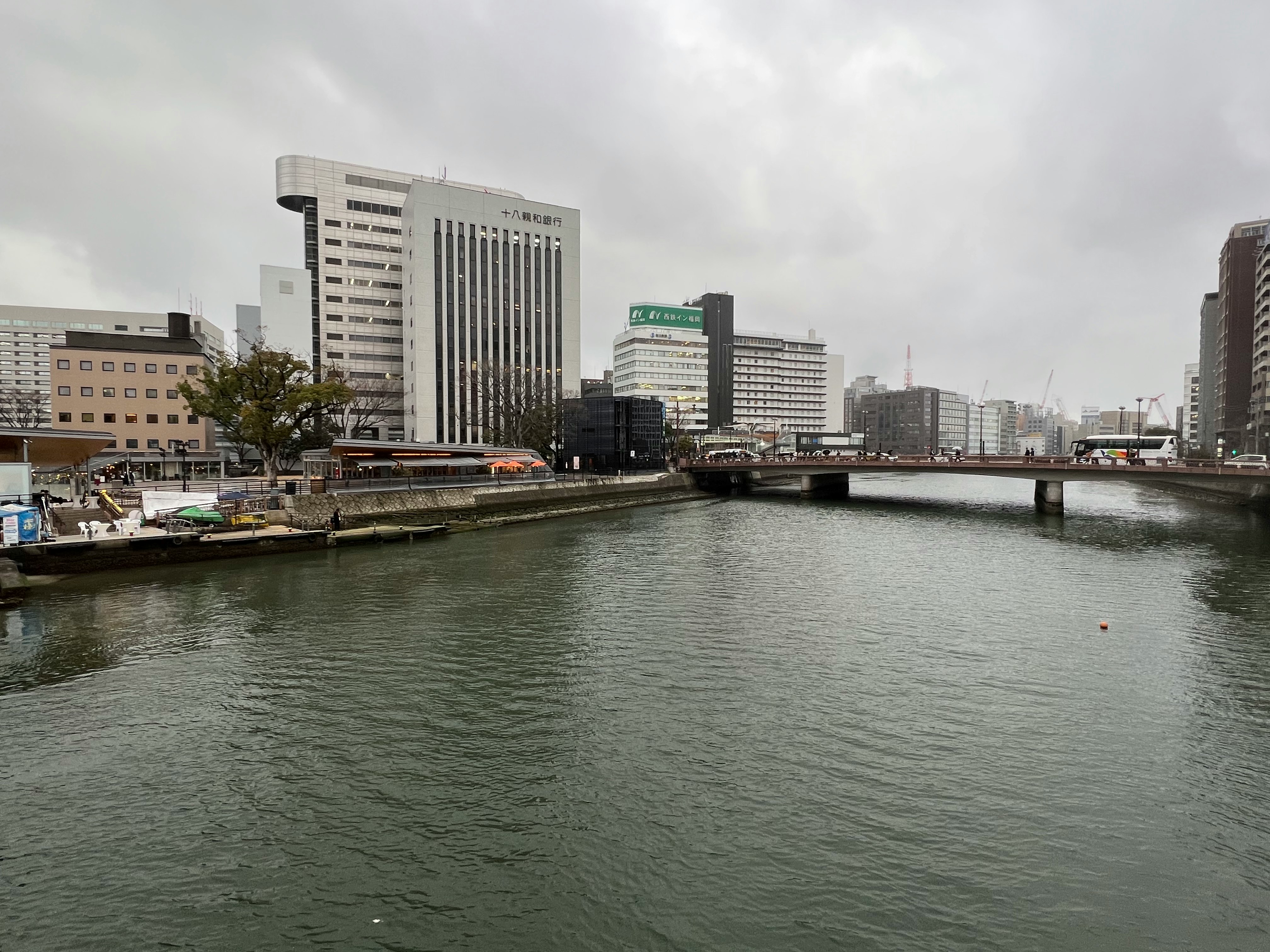 kanal sungai dengan pemandangan kota dan gedung tinggi