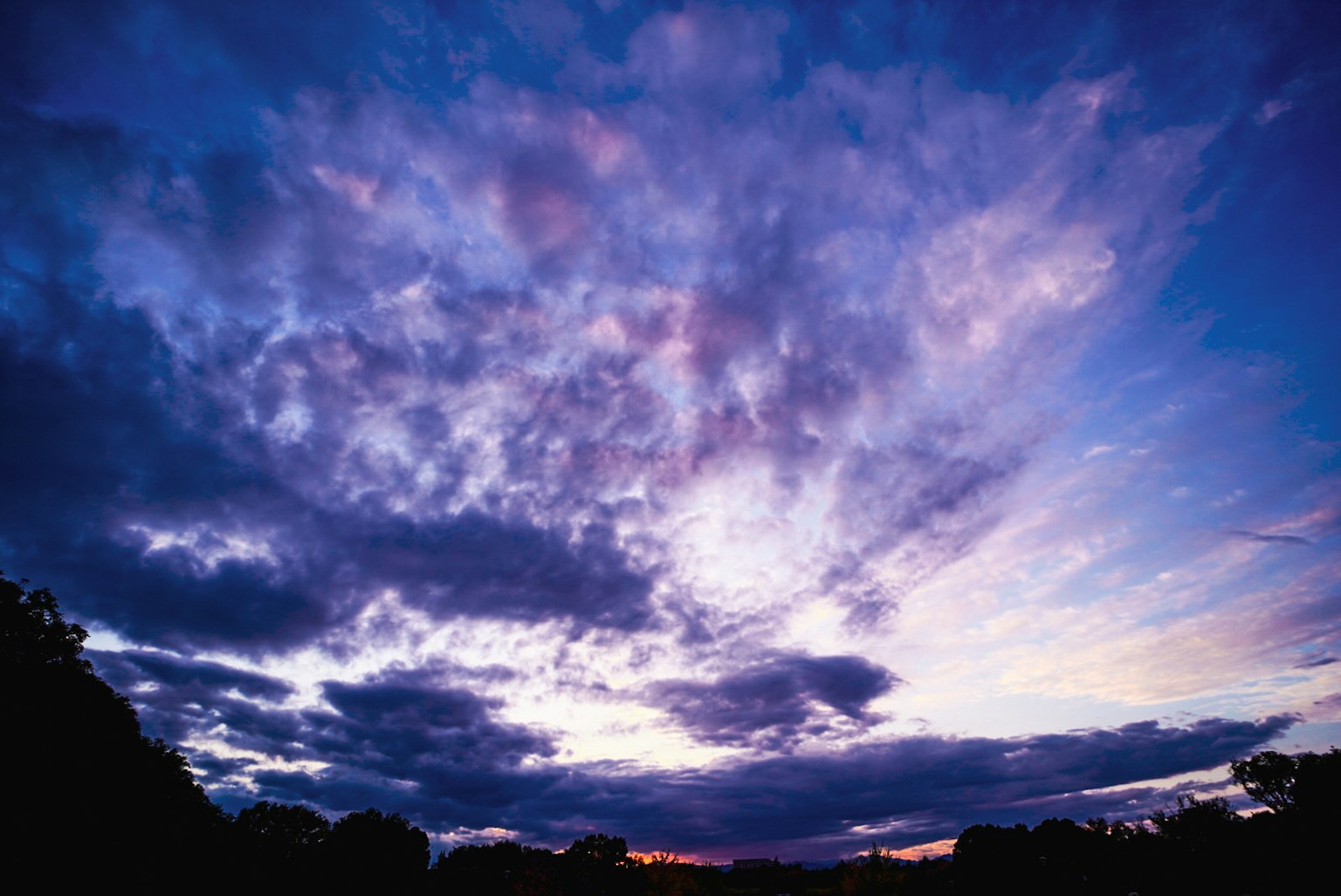 Langit senja yang cerah dipenuhi awan berwarna-warni