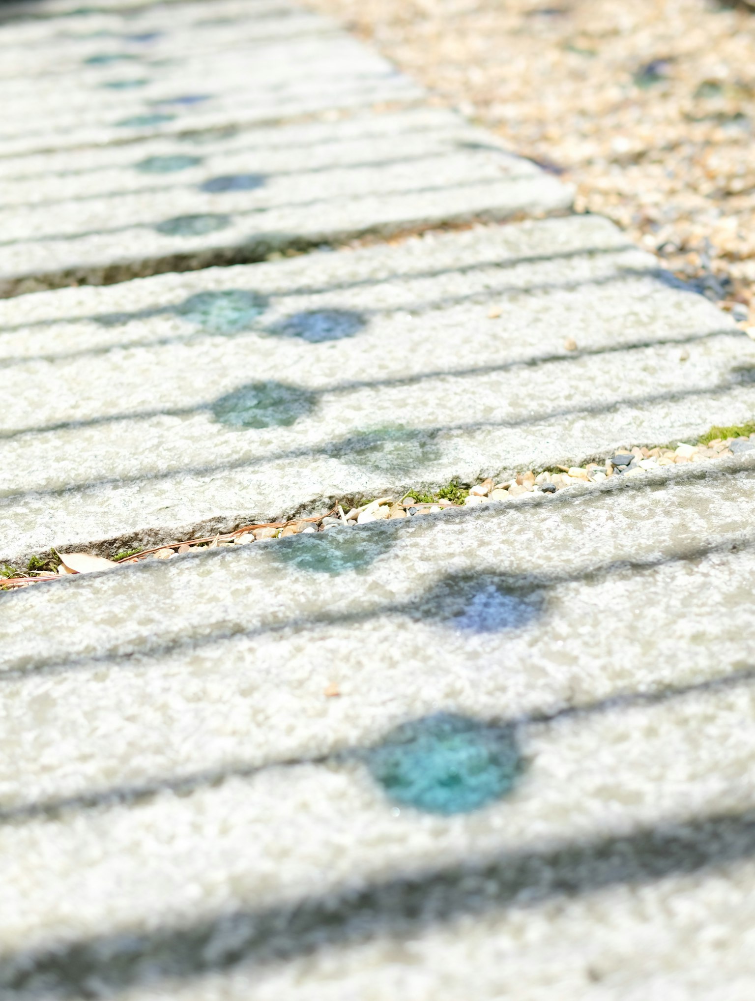 Motif de pierre avec des points bleus sur une surface striée
