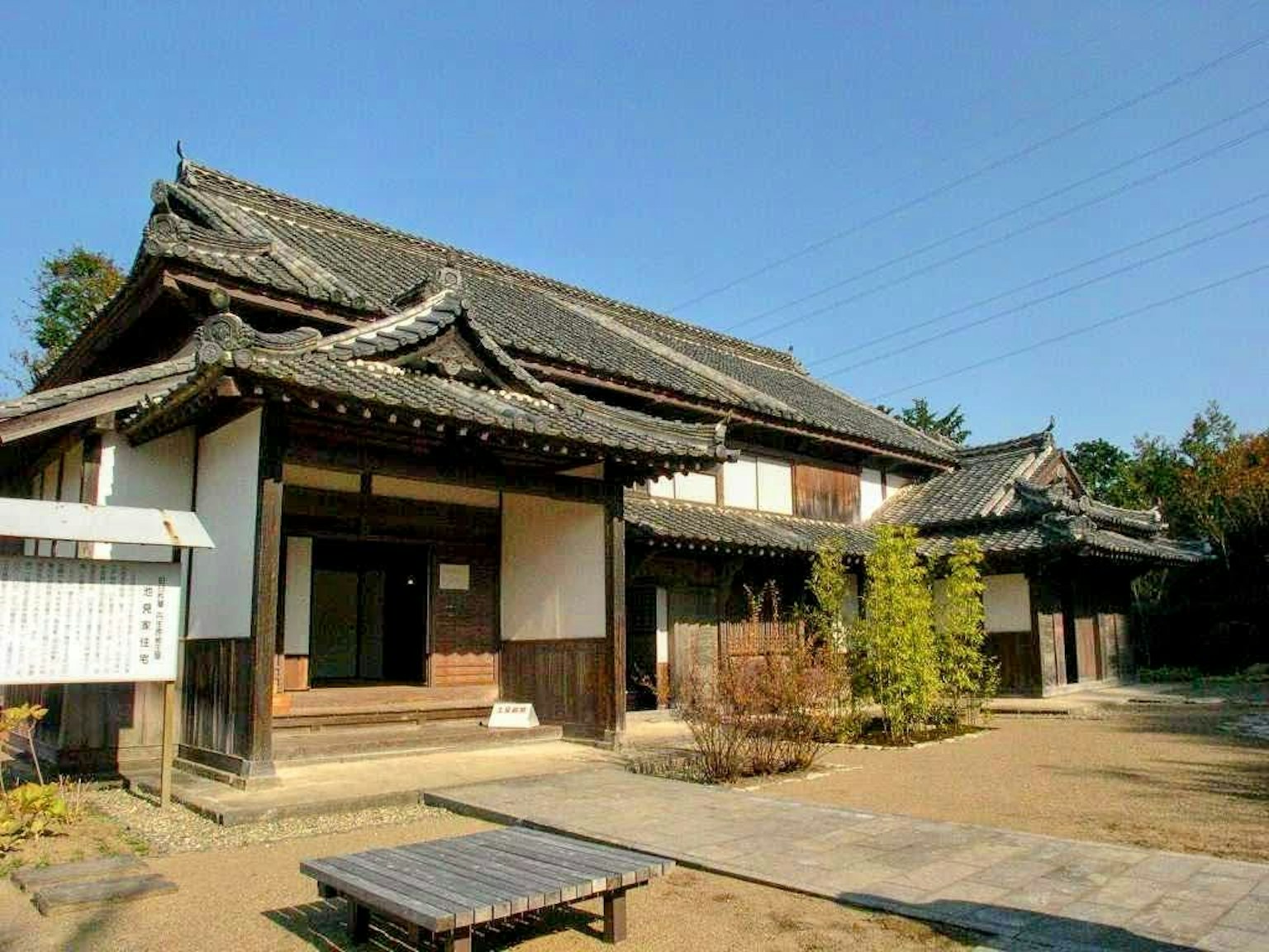 傳統日本房屋木結構瓦屋頂寧靜花園環境