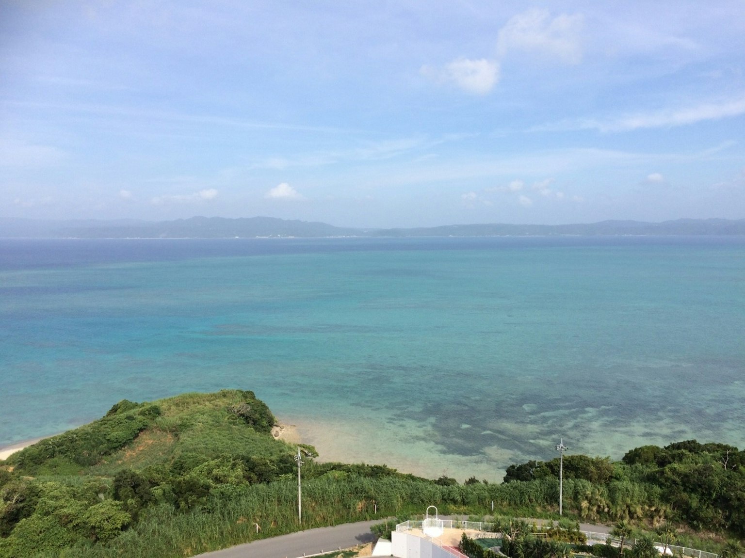Hermoso paisaje marino con agua turquesa y cielo azul